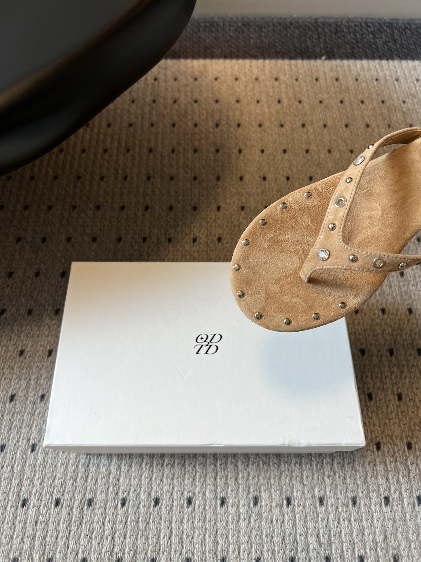 ODT*26SS春夏新款铆钉水钻夹脚低跟人字拖经典人字拖型自带松弛感，铆钉+水钻的组合瞬间提升精致度，把