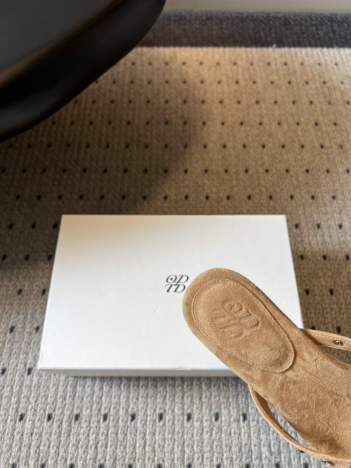 ODT*26SS春夏新款铆钉水钻夹脚低跟人字拖经典人字拖型自带松弛感，铆钉+水钻的组合瞬间提升精致度，把