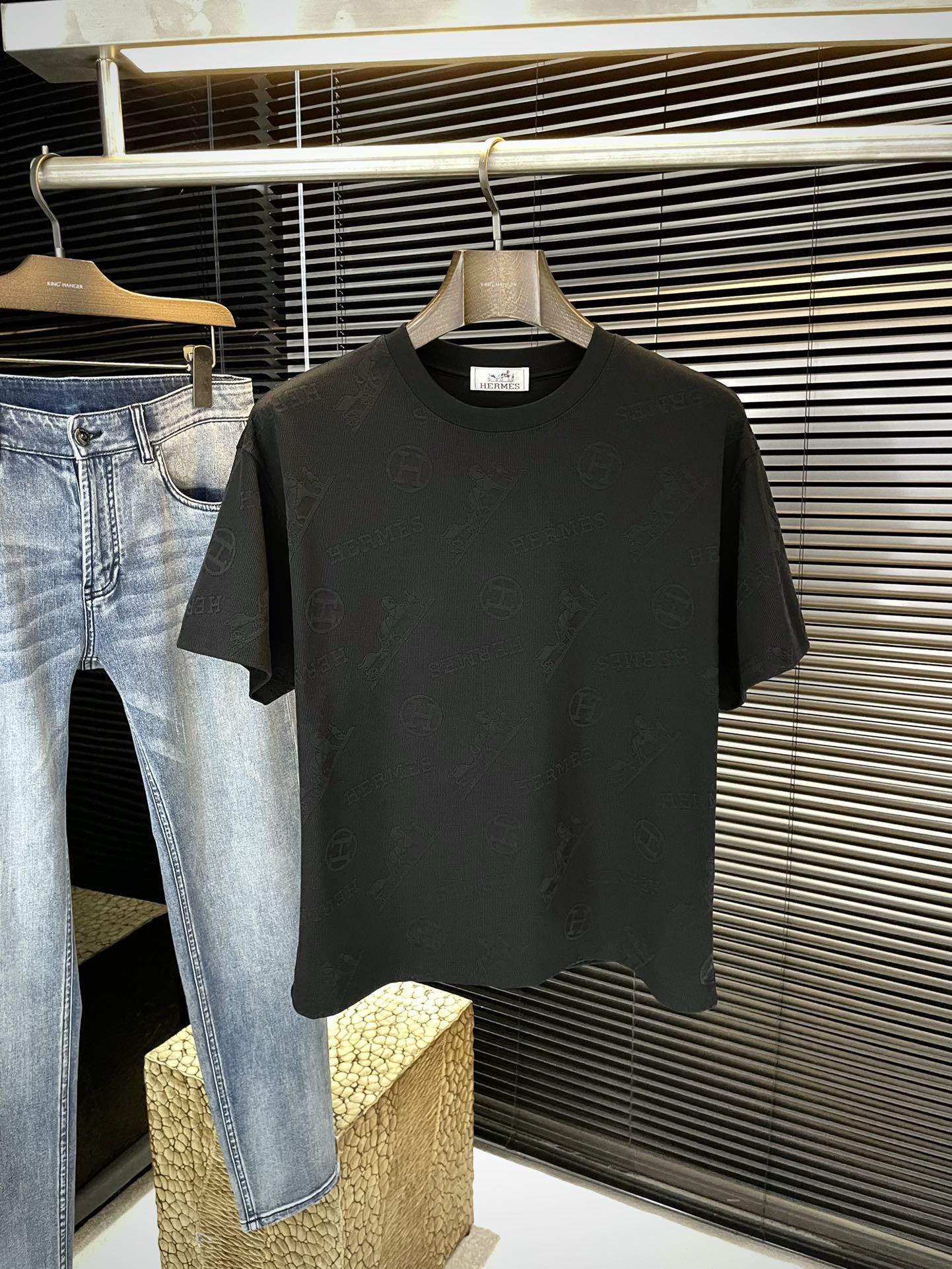 NO:773438,P Hemrs - (Love Horse) Advanced Customization 2026 Spring and Summer New Short Sleeves This T-shirt is a new product in the summer men's wear series. It is decorated with a classic brand logo jacquard design and is carefully made of cotton jersey fabric. It is decorated with a printed design throughout. It can be paired with a variety of jeans to add a casual style. Highly recommended!  Size M-3XL,,hermes,jeans,T-shirt,tees,t-shirt,19860909P  Hemrs-（爱马）高级定制 2026春夏季新款短袖 这款T恤是夏季男装系列新品,饰以经典品牌Logo提花设计棉质平纹针织面料精心制作,通体饰以印花设计 可搭配各种牛仔裤,增添休闲风范.强烈推荐！码数 M-3XL,,hermes,jeans,T-shirt,tees，t-shirt,,Men's clothing