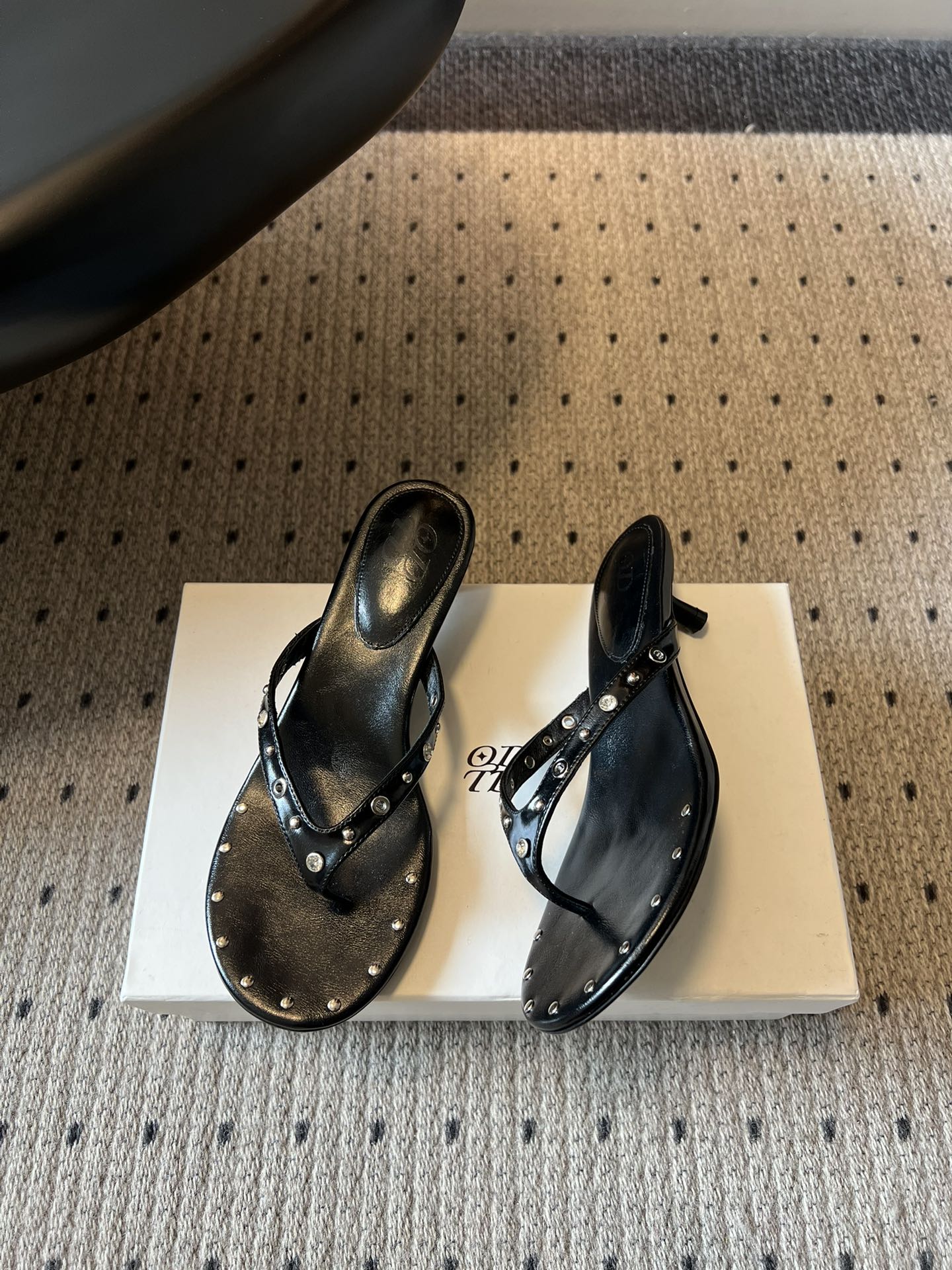 ODT*26SS春夏新款铆钉水钻夹脚低跟人字拖经典人字拖型自带松弛感，铆钉+水钻的组合瞬间提升精致度，把