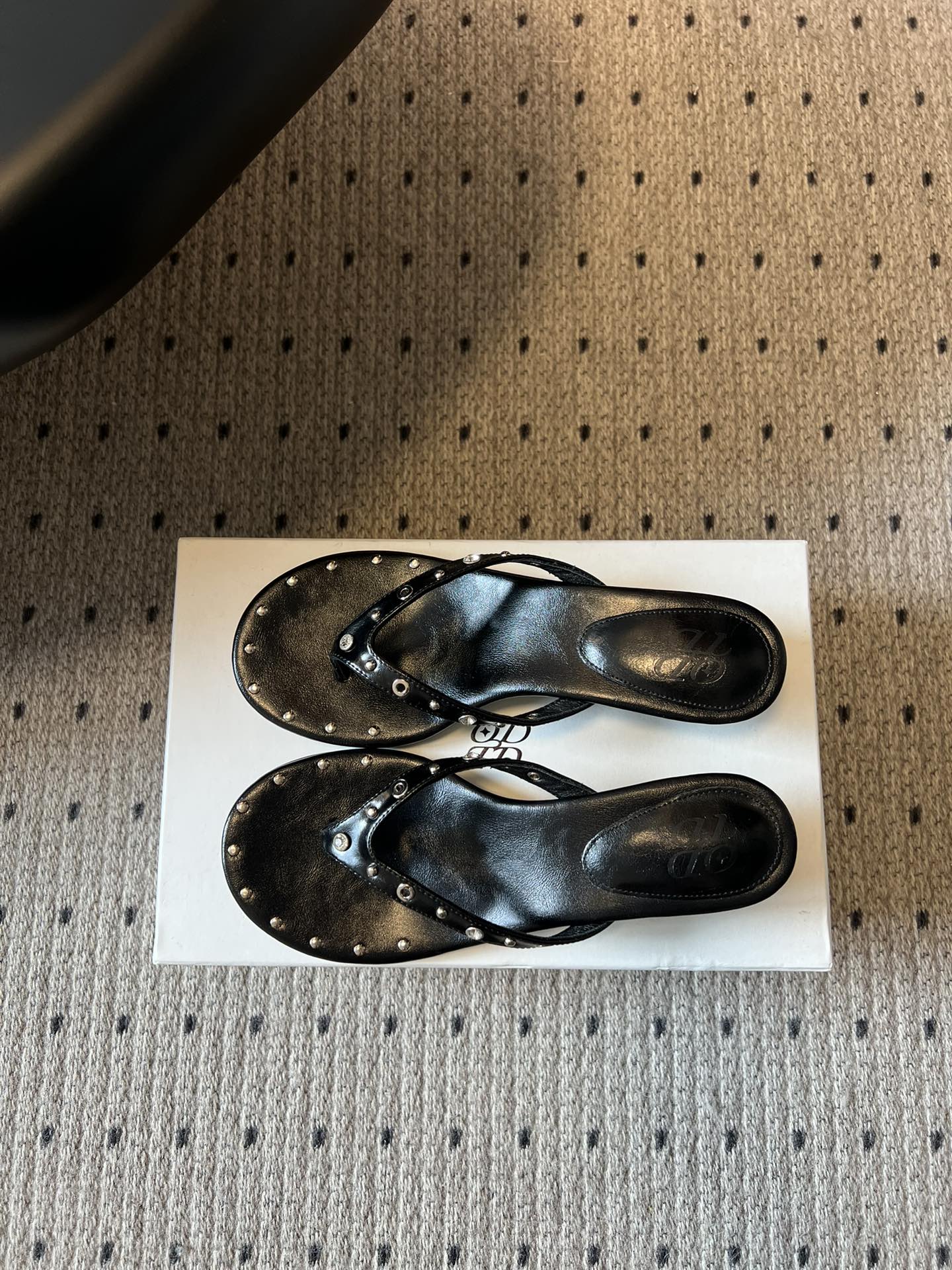 ODT*26SS春夏新款铆钉水钻夹脚低跟人字拖经典人字拖型自带松弛感，铆钉+水钻的组合瞬间提升精致度，把