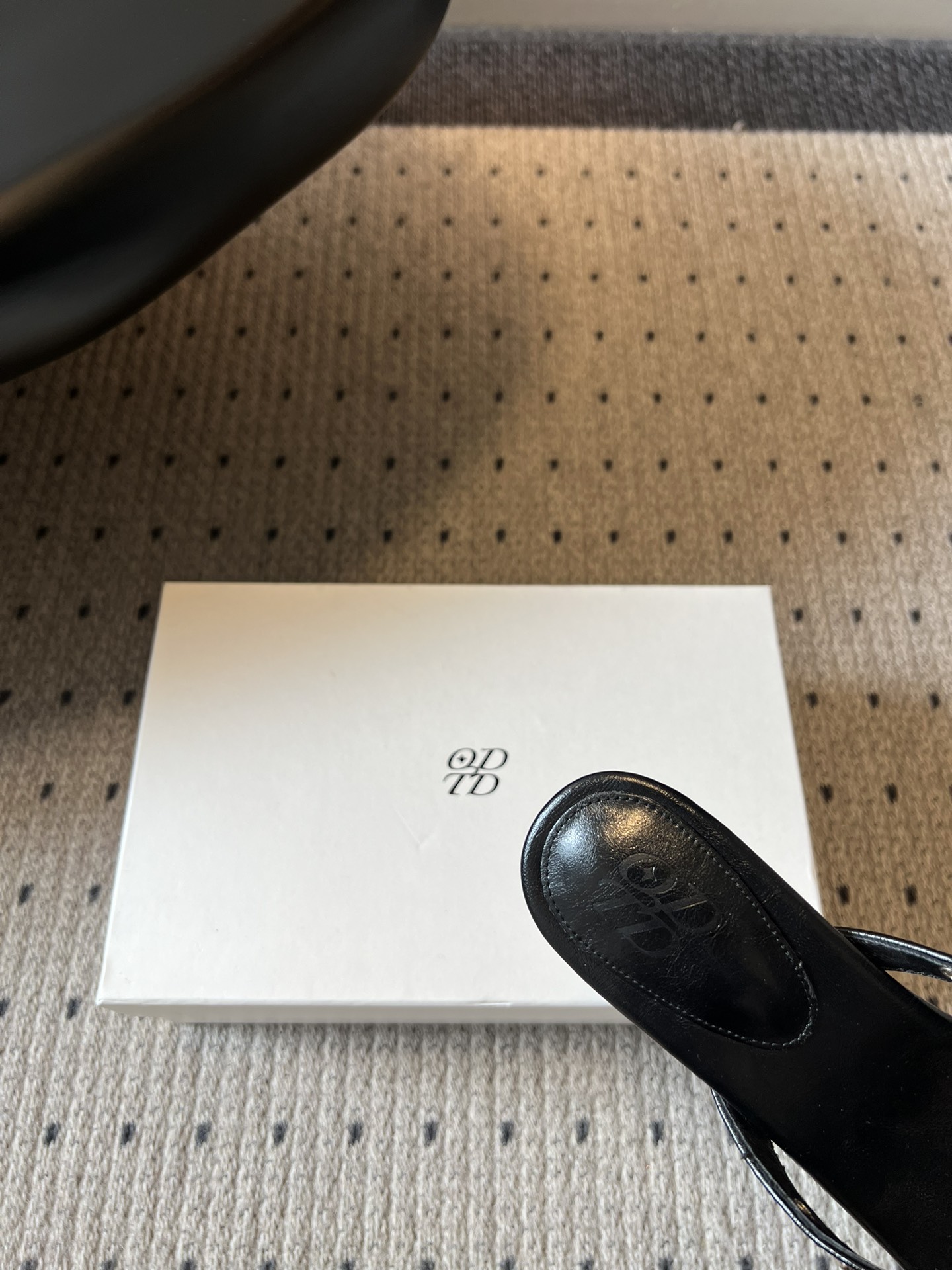 ODT*26SS春夏新款铆钉水钻夹脚低跟人字拖经典人字拖型自带松弛感，铆钉+水钻的组合瞬间提升精致度，把