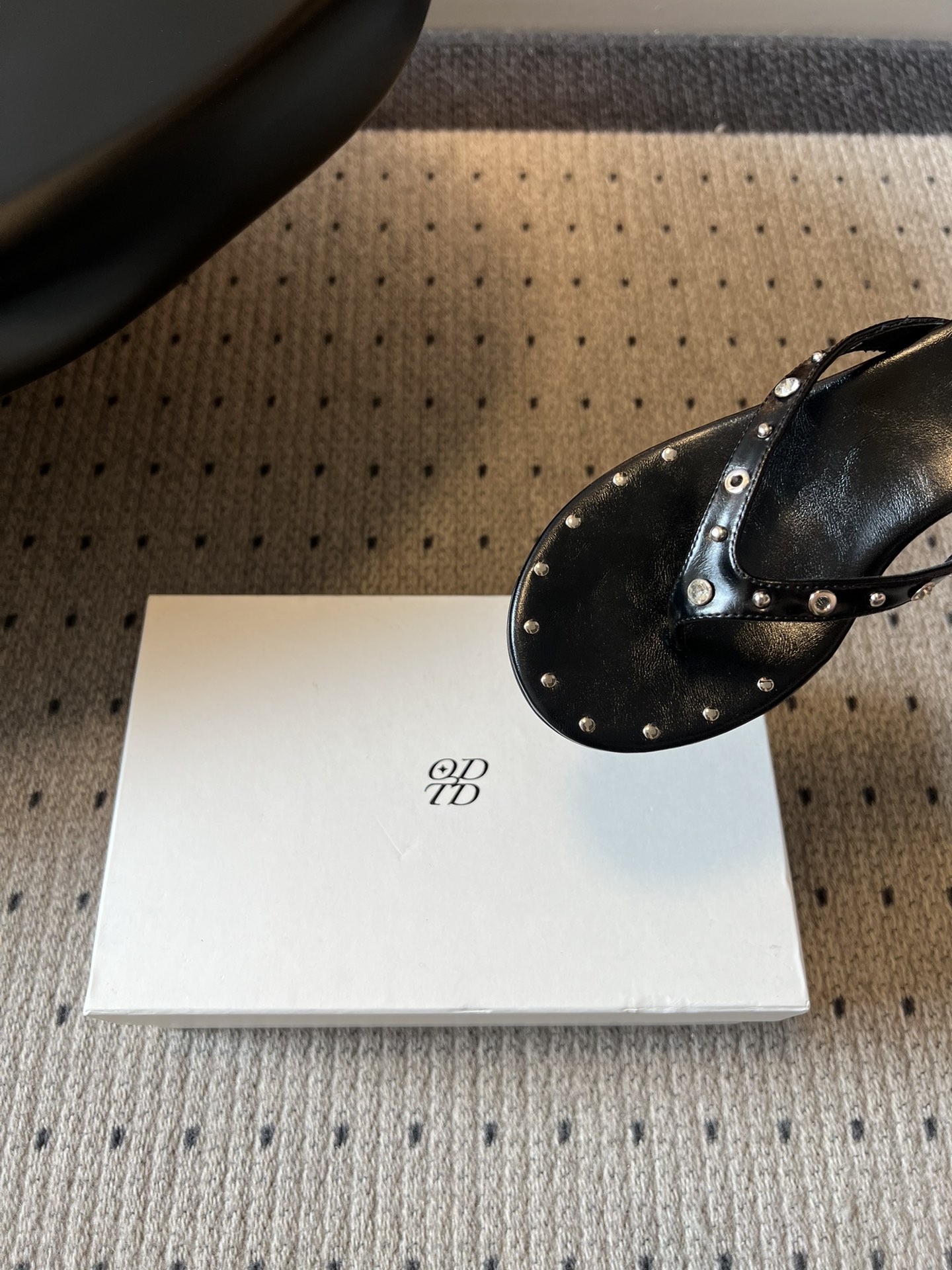 ODT*26SS春夏新款铆钉水钻夹脚低跟人字拖经典人字拖型自带松弛感，铆钉+水钻的组合瞬间提升精致度，把