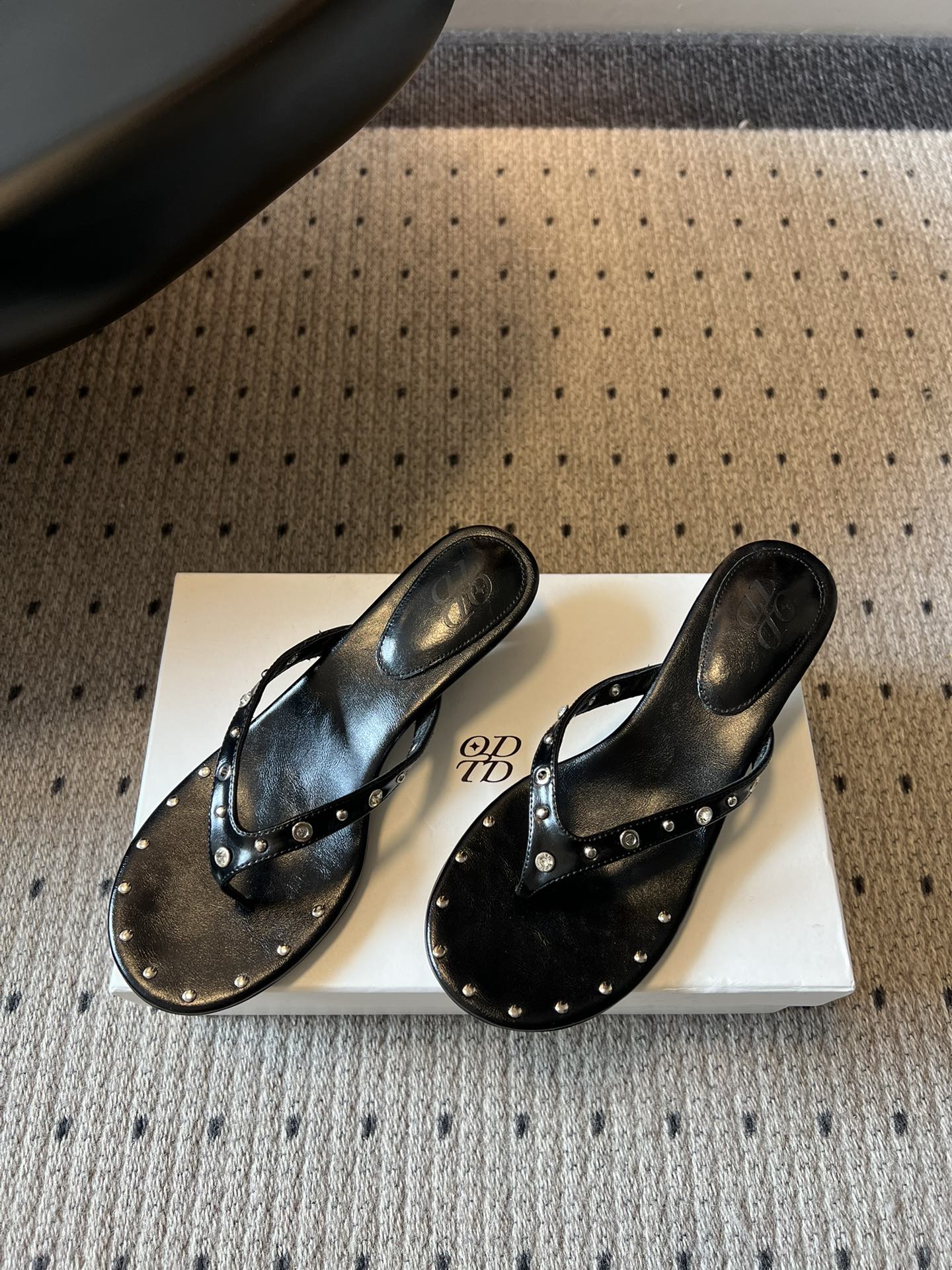 ODT*26SS春夏新款铆钉水钻夹脚低跟人字拖经典人字拖型自带松弛感，铆钉+水钻的组合瞬间提升精致度，把