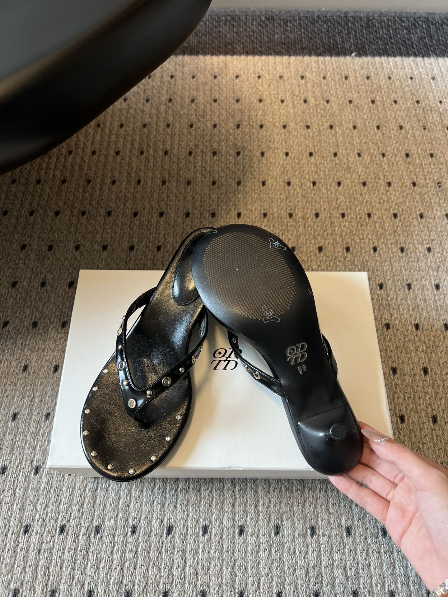 ODT*26SS春夏新款铆钉水钻夹脚低跟人字拖经典人字拖型自带松弛感，铆钉+水钻的组合瞬间提升精致度，把