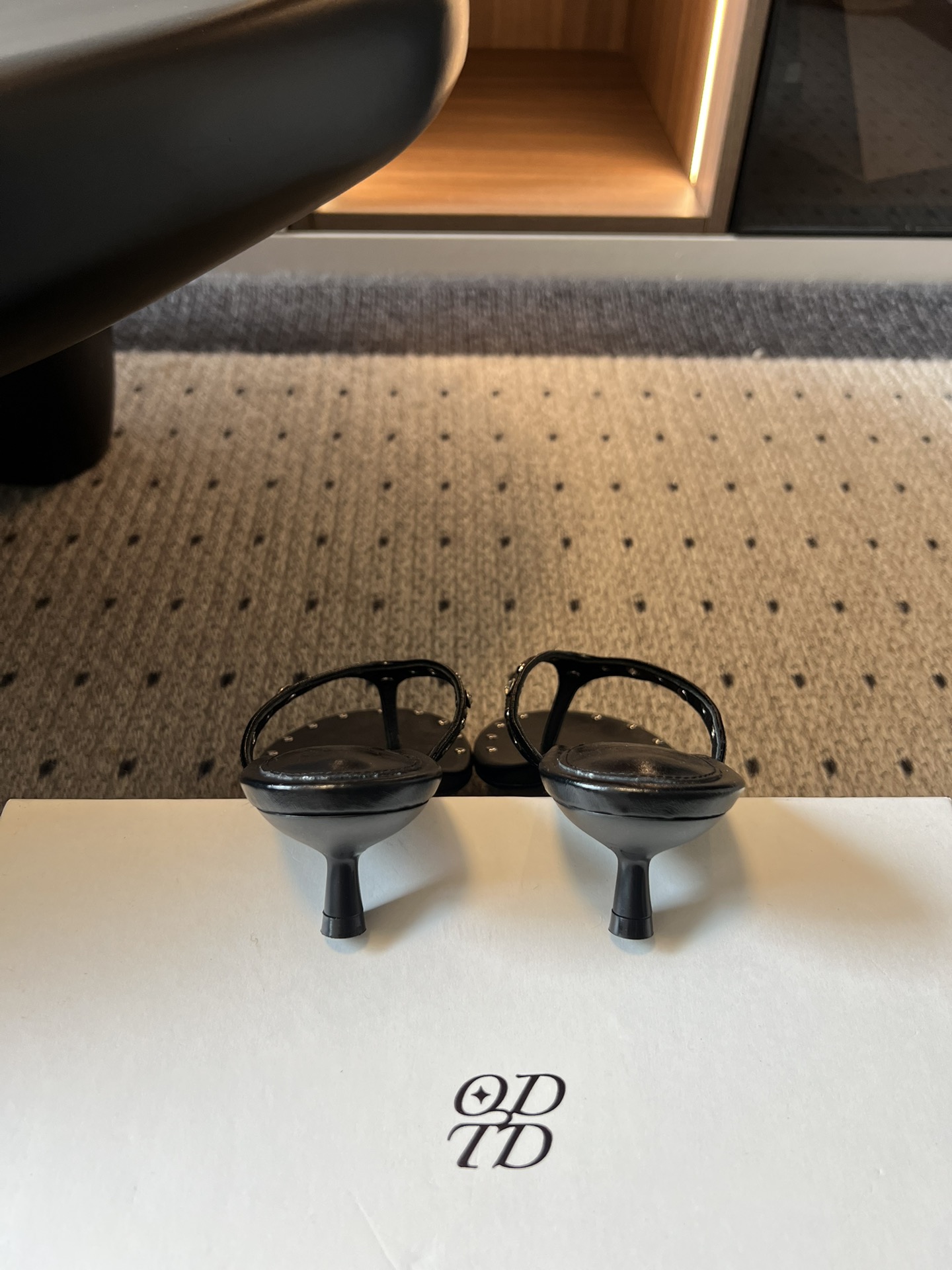 ODT*26SS春夏新款铆钉水钻夹脚低跟人字拖经典人字拖型自带松弛感，铆钉+水钻的组合瞬间提升精致度，把