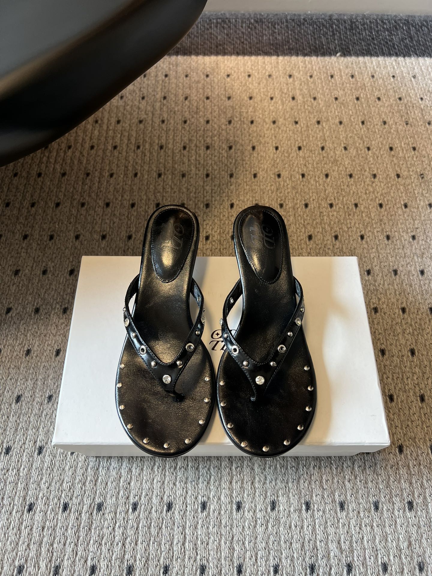 ODT*26SS春夏新款铆钉水钻夹脚低跟人字拖经典人字拖型自带松弛感，铆钉+水钻的组合瞬间提升精致度，把