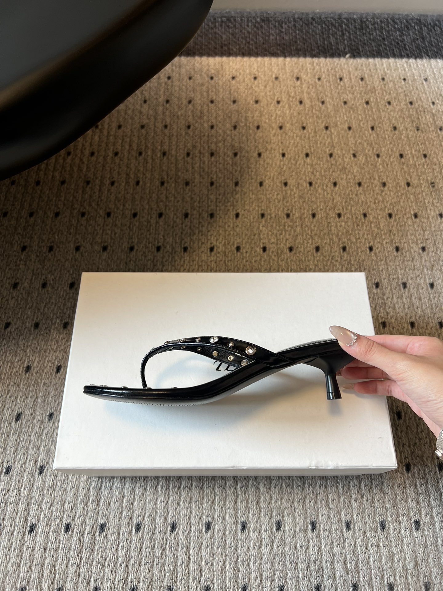 ODT*26SS春夏新款铆钉水钻夹脚低跟人字拖经典人字拖型自带松弛感，铆钉+水钻的组合瞬间提升精致度，把