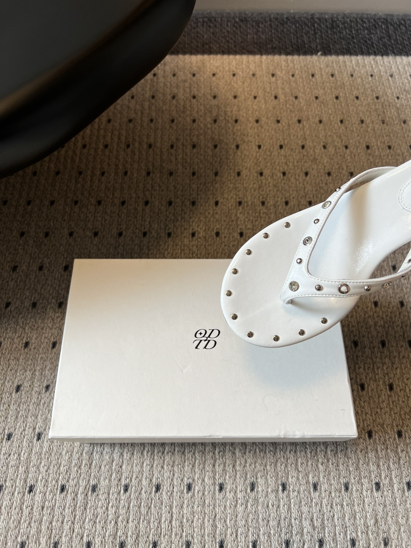 ODT*26SS春夏新款铆钉水钻夹脚低跟人字拖经典人字拖型自带松弛感，铆钉+水钻的组合瞬间提升精致度，把