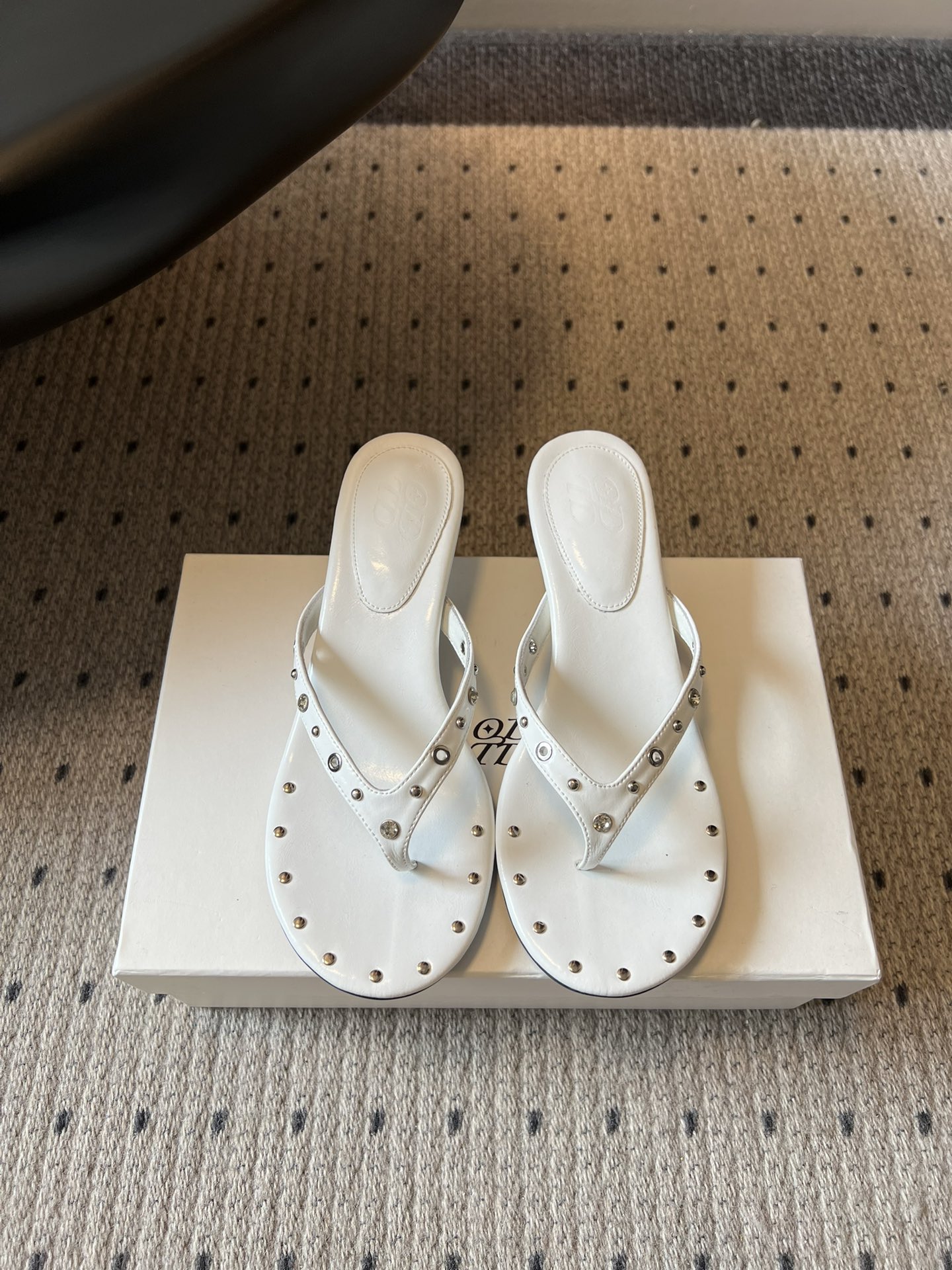 ODT*26SS春夏新款铆钉水钻夹脚低跟人字拖经典人字拖型自带松弛感，铆钉+水钻的组合瞬间提升精致度，把