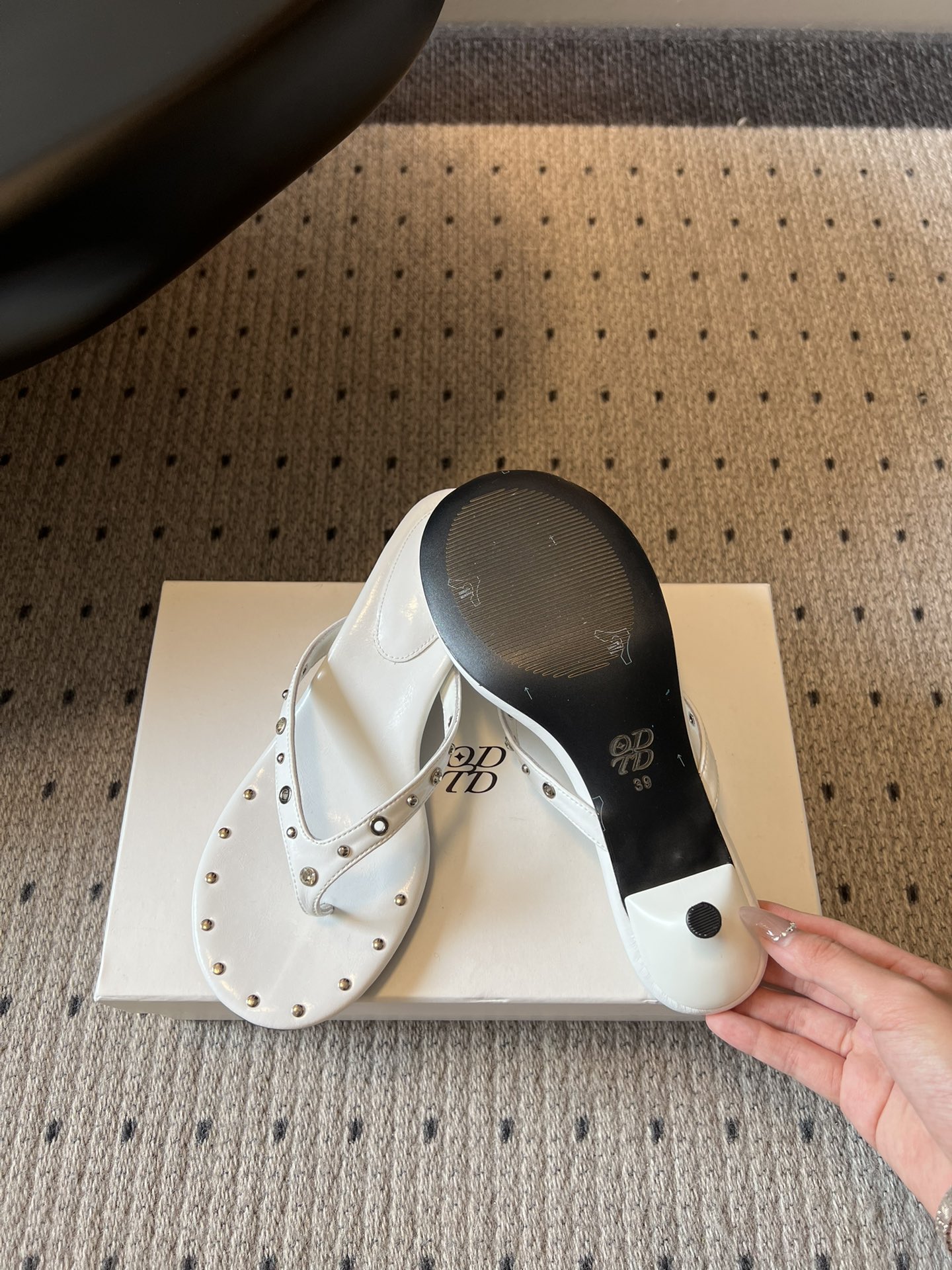 ODT*26SS春夏新款铆钉水钻夹脚低跟人字拖经典人字拖型自带松弛感，铆钉+水钻的组合瞬间提升精致度，把