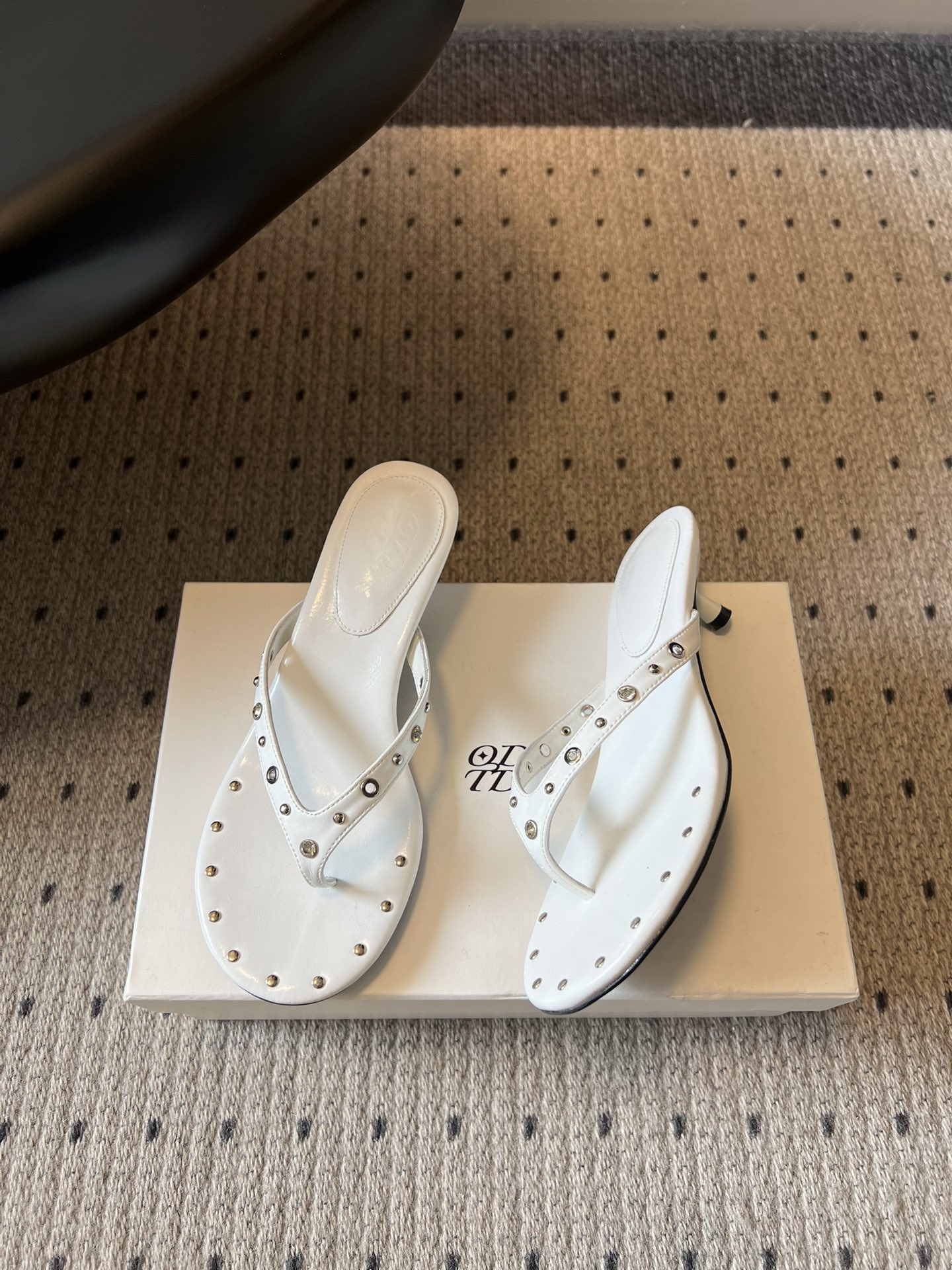 ODT*26SS春夏新款铆钉水钻夹脚低跟人字拖经典人字拖型自带松弛感，铆钉+水钻的组合瞬间提升精致度，把