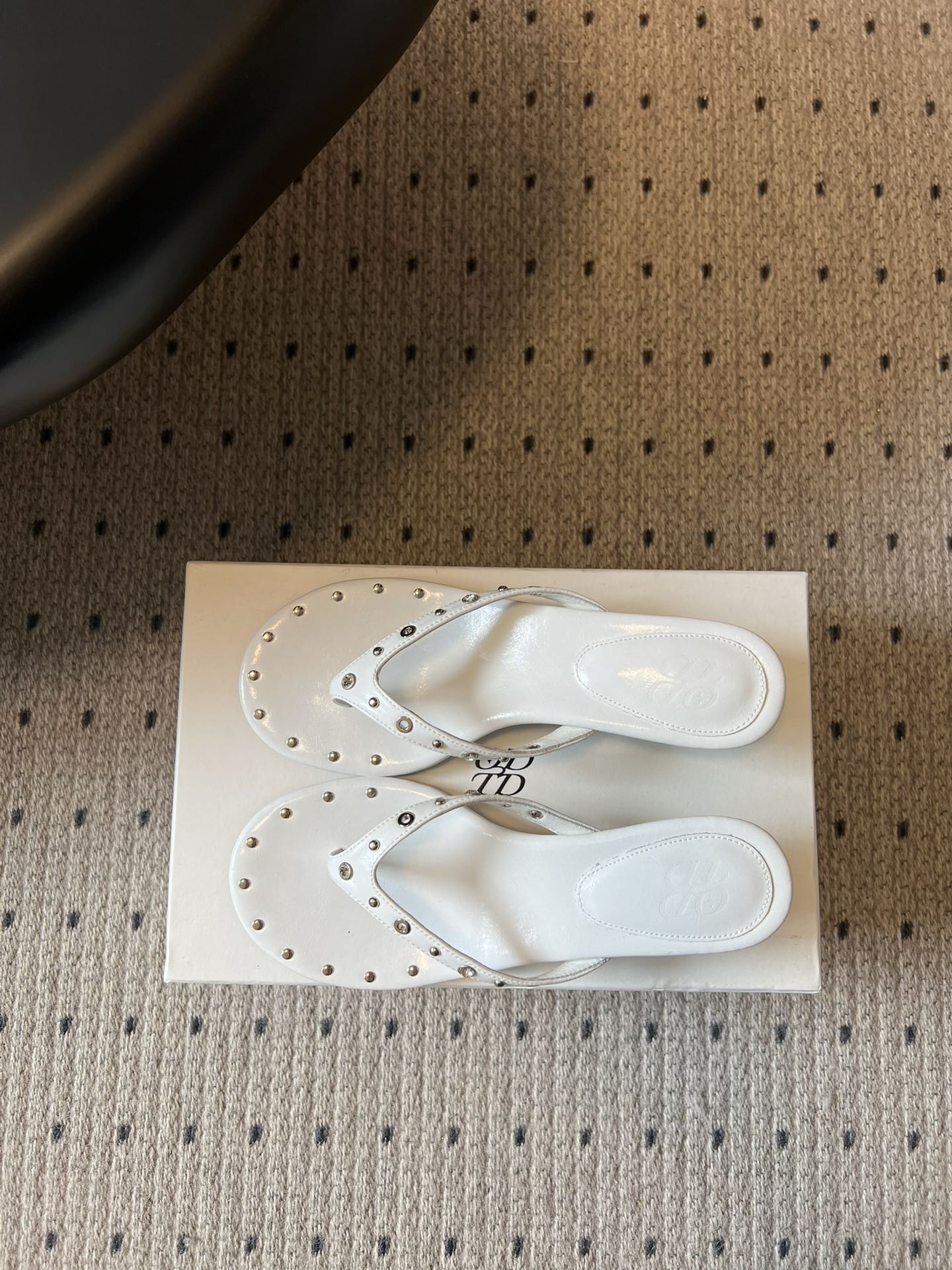 ODT*26SS春夏新款铆钉水钻夹脚低跟人字拖经典人字拖型自带松弛感，铆钉+水钻的组合瞬间提升精致度，把