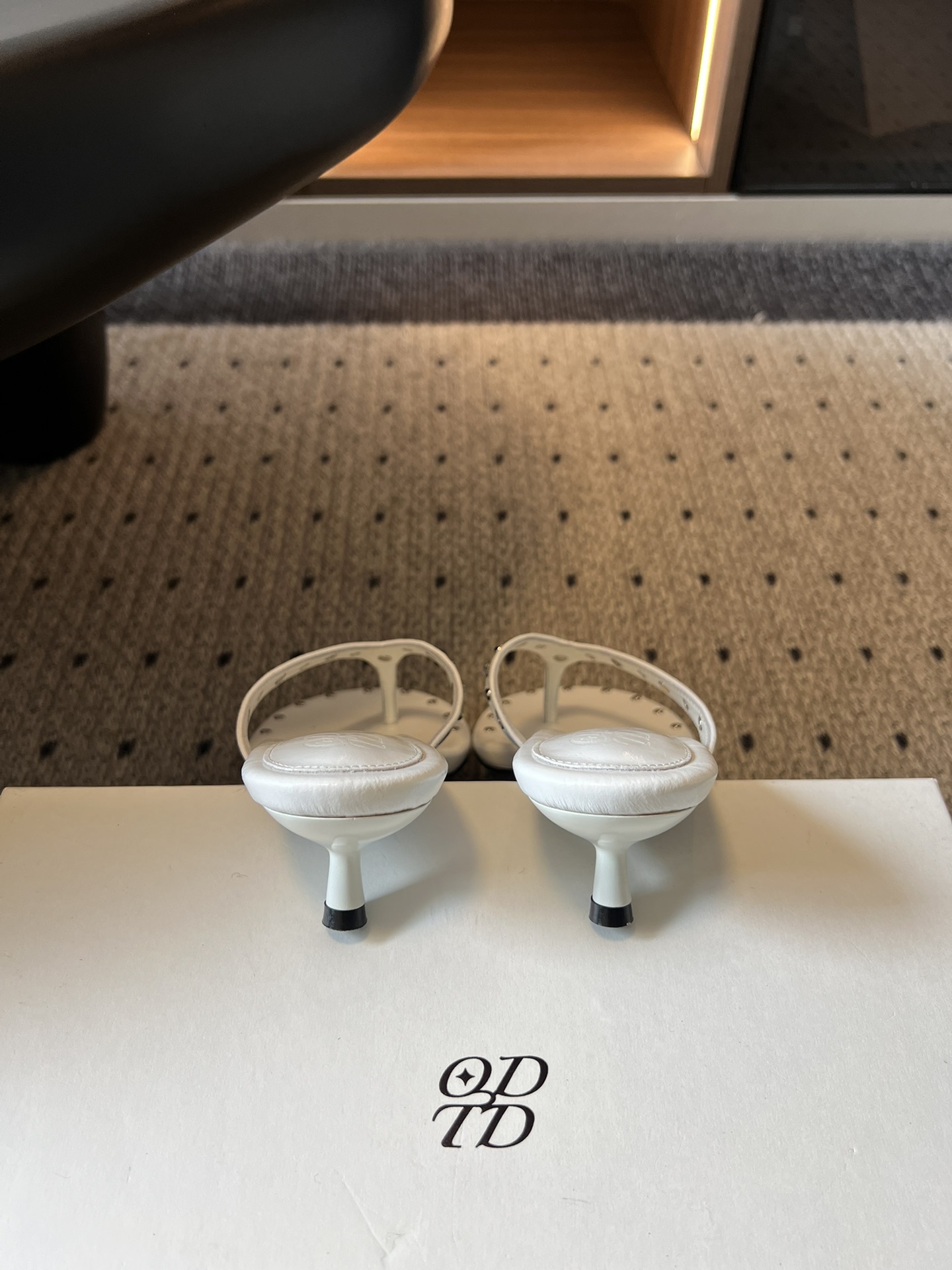 ODT*26SS春夏新款铆钉水钻夹脚低跟人字拖经典人字拖型自带松弛感，铆钉+水钻的组合瞬间提升精致度，把