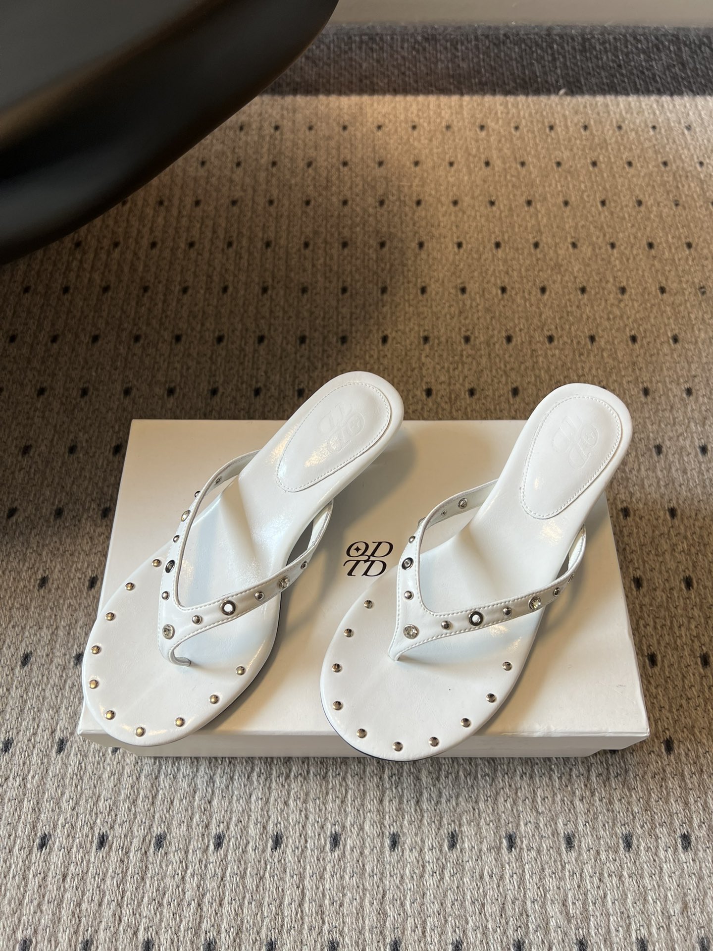 ODT*26SS春夏新款铆钉水钻夹脚低跟人字拖经典人字拖型自带松弛感，铆钉+水钻的组合瞬间提升精致度，把