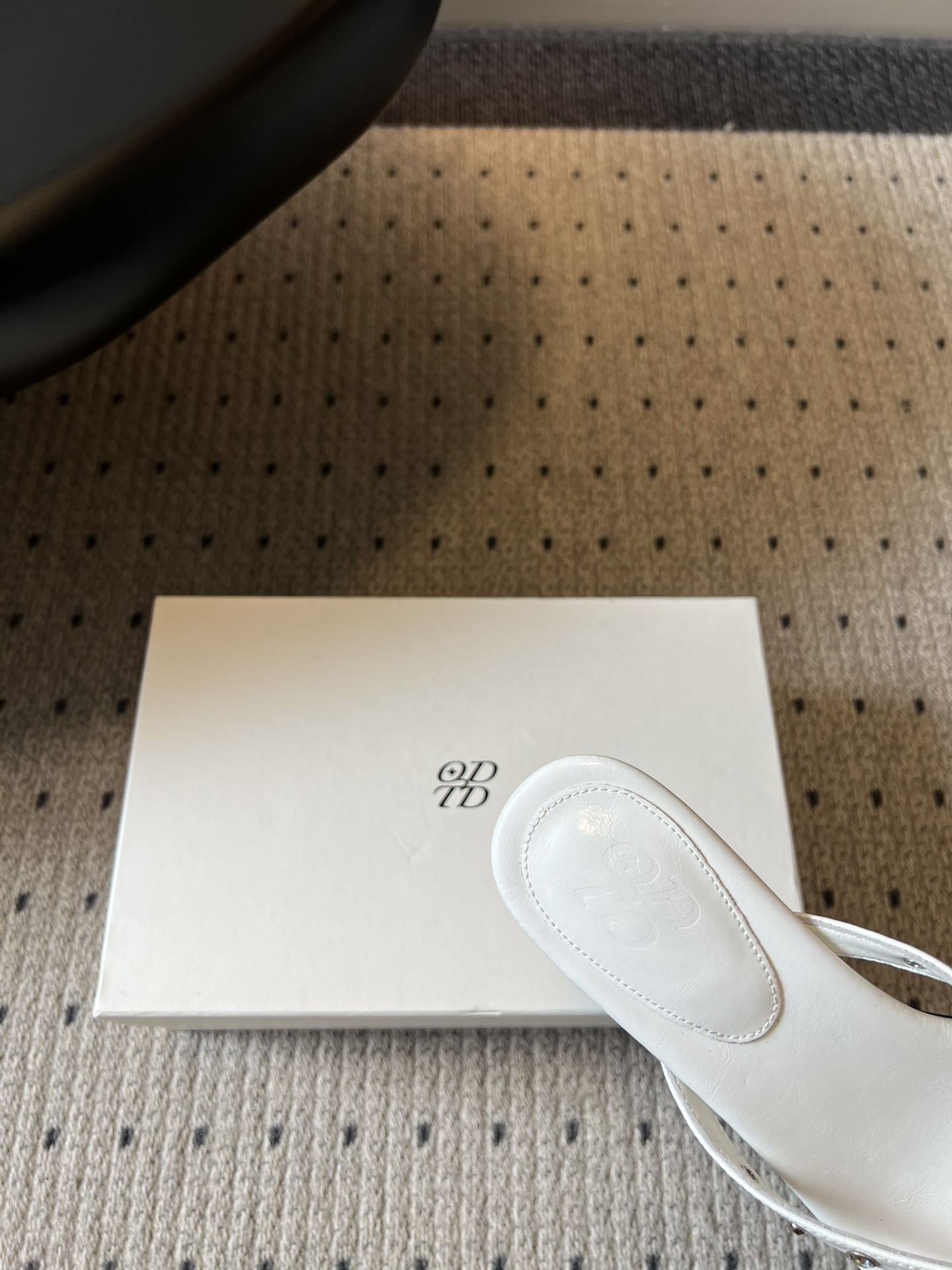 ODT*26SS春夏新款铆钉水钻夹脚低跟人字拖经典人字拖型自带松弛感，铆钉+水钻的组合瞬间提升精致度，把