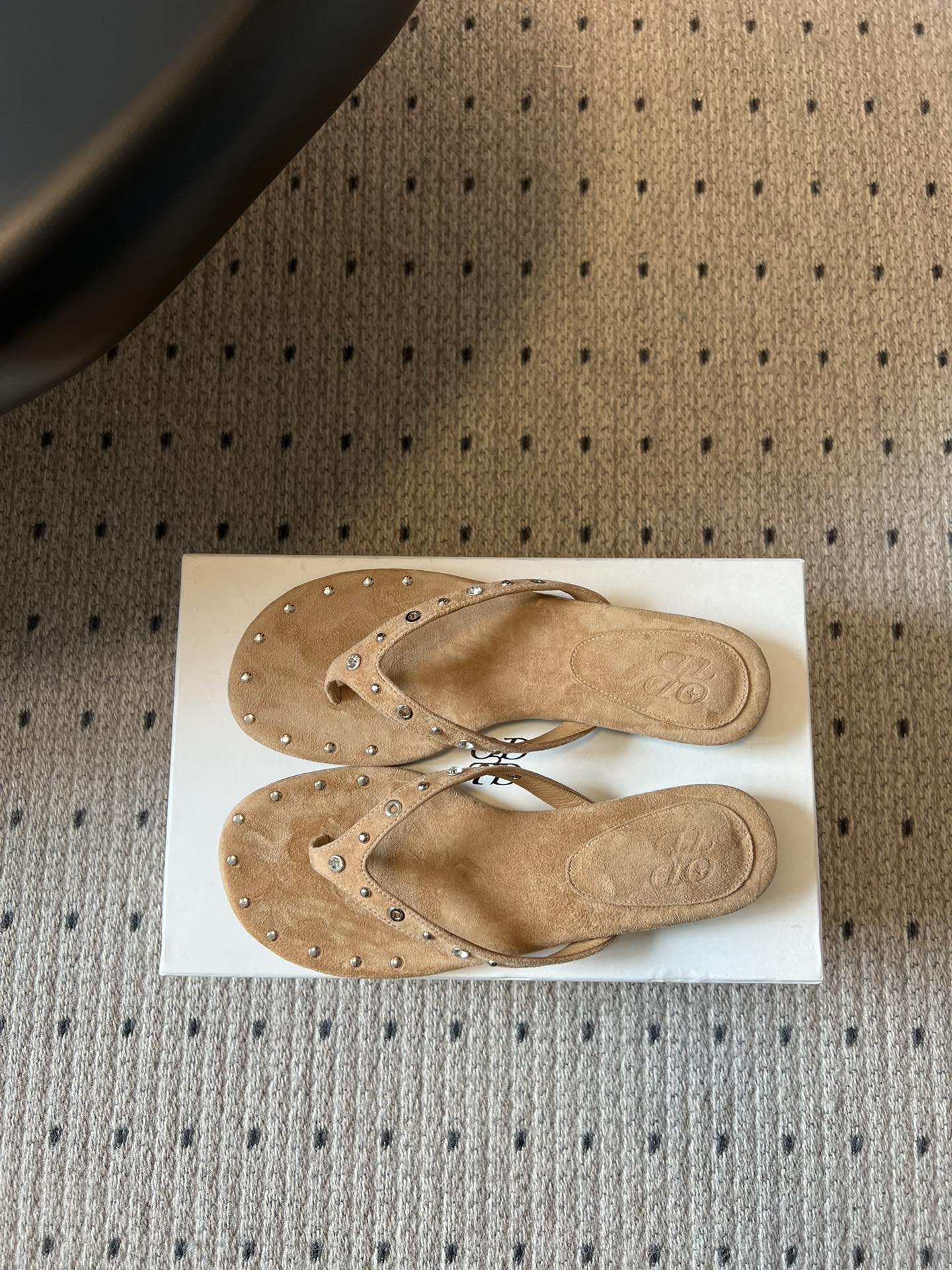 ODT* 26SS春夏新款铆钉水钻平底人字拖夏日穿搭的氛围感神器，这双铆钉水钻平底人字拖直接把慵懒与精致