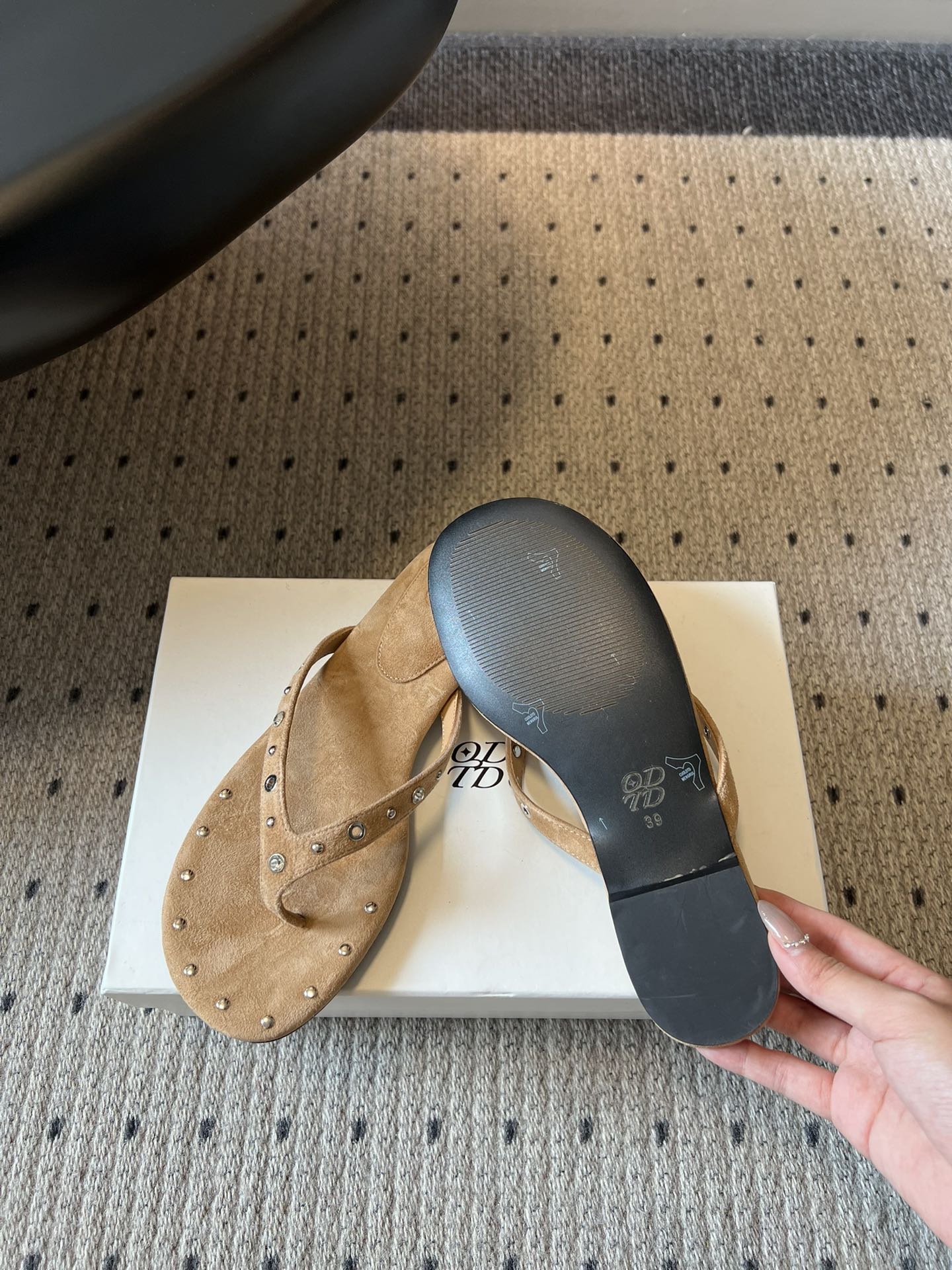 ODT* 26SS春夏新款铆钉水钻平底人字拖夏日穿搭的氛围感神器，这双铆钉水钻平底人字拖直接把慵懒与精致