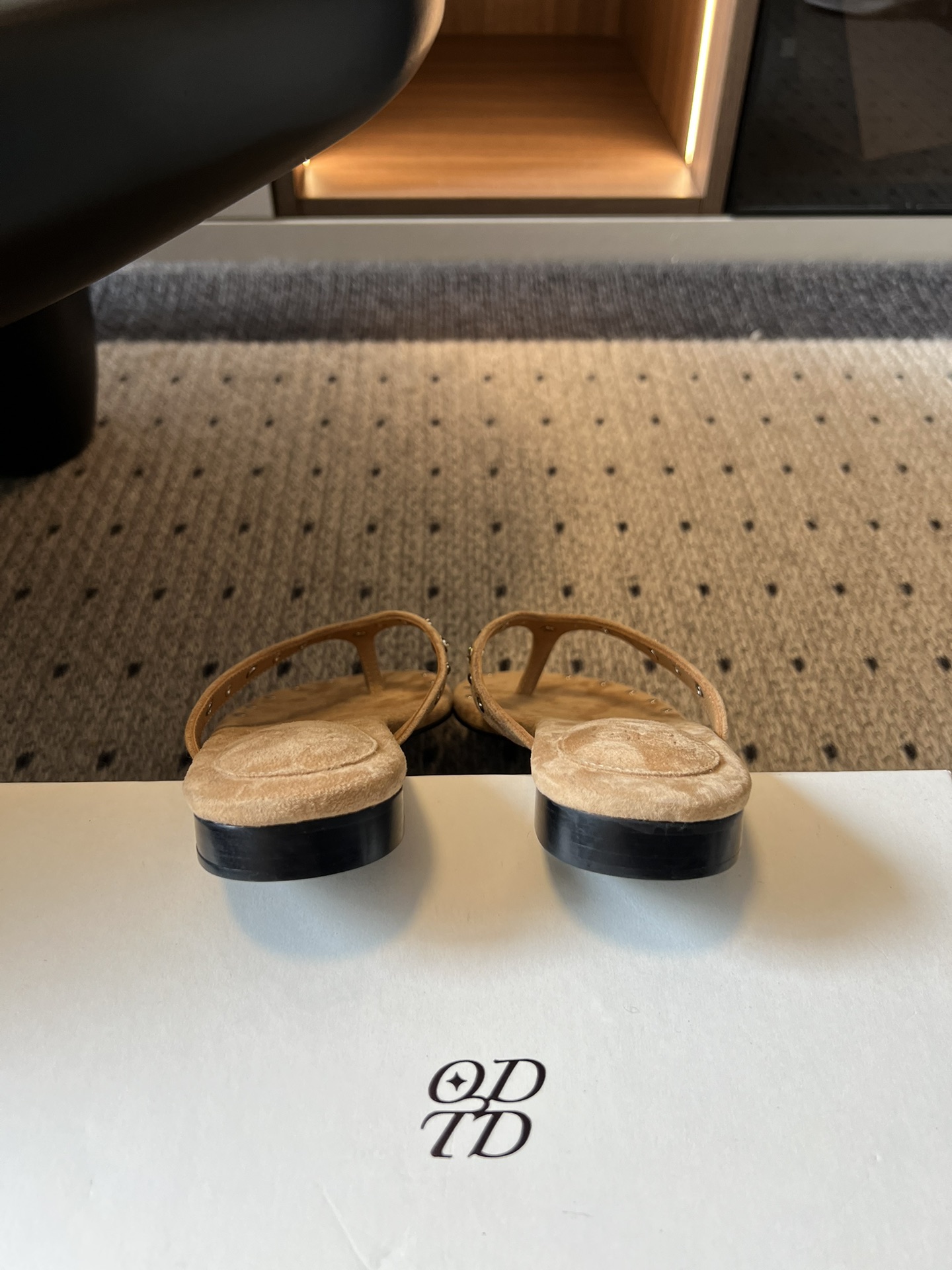 ODT* 26SS春夏新款铆钉水钻平底人字拖夏日穿搭的氛围感神器，这双铆钉水钻平底人字拖直接把慵懒与精致