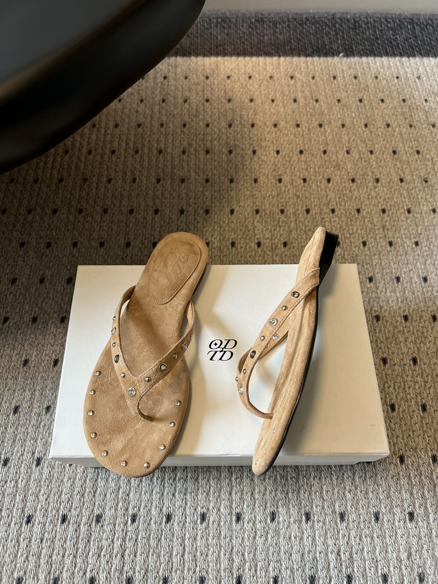 ODT* 26SS春夏新款铆钉水钻平底人字拖夏日穿搭的氛围感神器，这双铆钉水钻平底人字拖直接把慵懒与精致