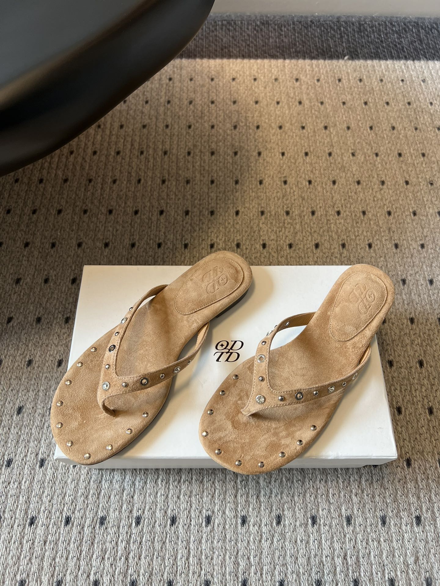 ODT* 26SS春夏新款铆钉水钻平底人字拖夏日穿搭的氛围感神器，这双铆钉水钻平底人字拖直接把慵懒与精致