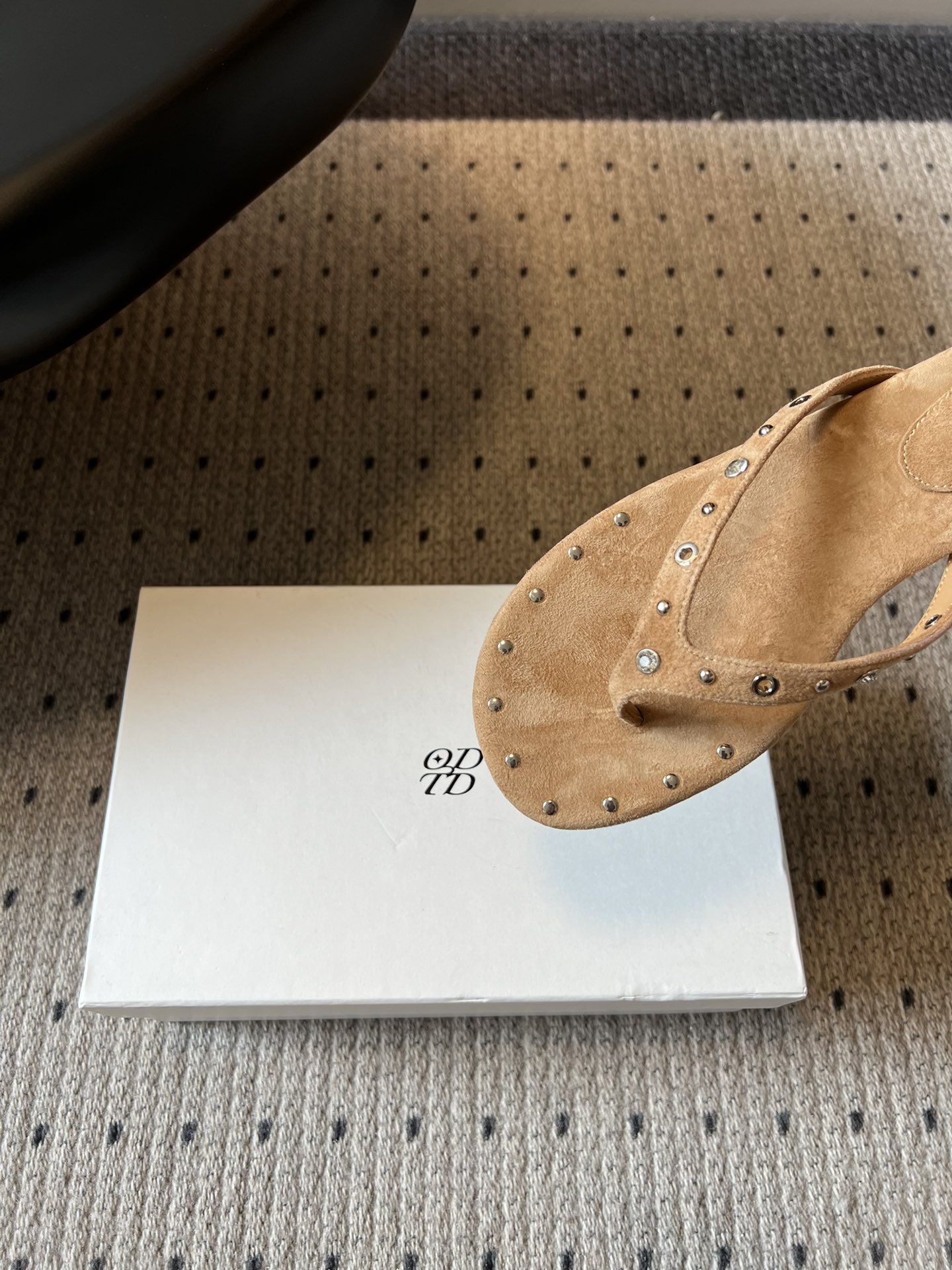 ODT* 26SS春夏新款铆钉水钻平底人字拖夏日穿搭的氛围感神器，这双铆钉水钻平底人字拖直接把慵懒与精致