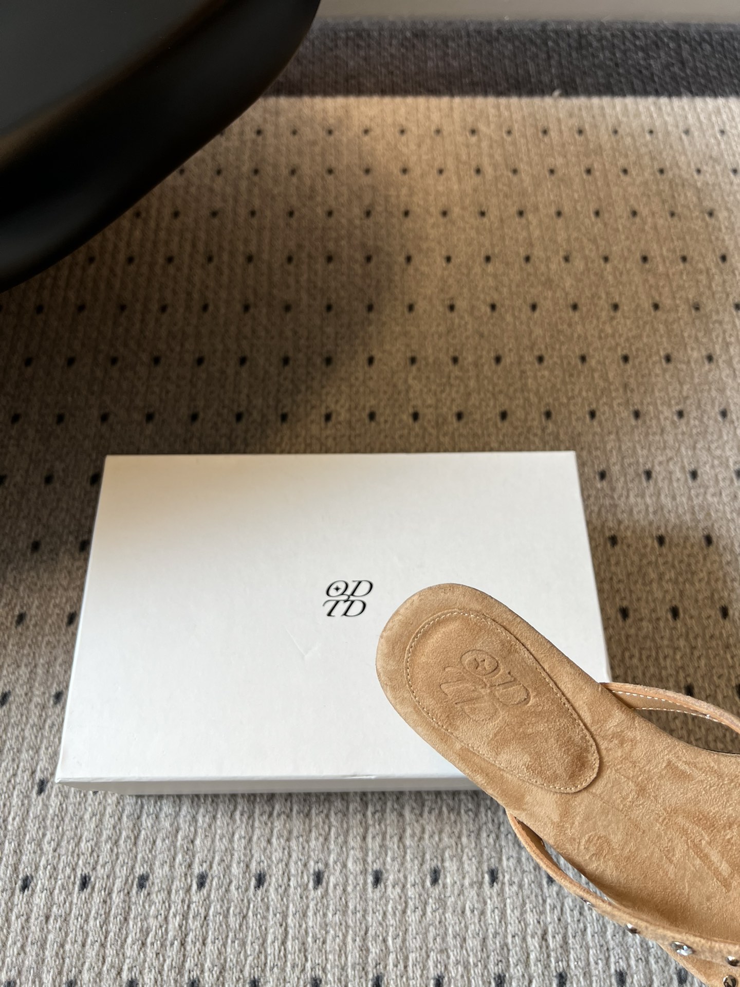 ODT* 26SS春夏新款铆钉水钻平底人字拖夏日穿搭的氛围感神器，这双铆钉水钻平底人字拖直接把慵懒与精致