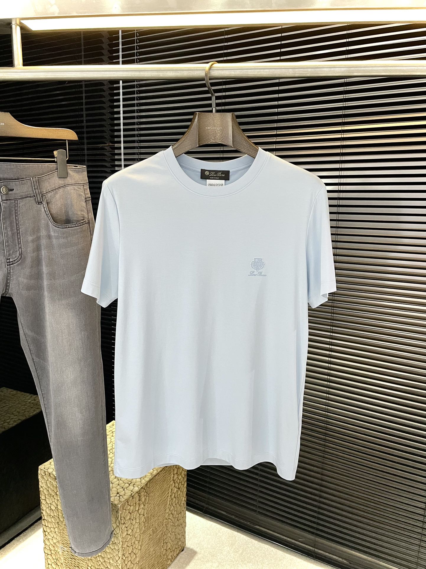 NO:773440,P LP (Nuoyou Panya) series VIP advanced customization 2026 spring and summer new short-sleeved style. Anyone can easily control it. The fabric is fully customized. High-quality first-class nylon silk soft cotton fabric. The fabric feels soft and the upper body is comfortable and soft. The simple style is very classy, ​​simple and stylish, and the tailoring is very exquisite, showing aura, and will highlight the sophistication of business men!  Size M-3XL,,loro piana,T-shirt,19860909P  LP（诺悠翩雅）系列 VIP高级定制 2026春夏新款短袖 百搭款式 任何人都可以轻松驾驭 面料全订制 高定一等品锦纶丝柔棉面料 面料手感柔软,上身舒适柔软 简约的款式非常显档次,简约个性时尚,版型剪裁非常精致,显气场,又会凸显商务男士的精致！尺码 M-3XL,,loro piana,T-shirt,,Men's clothing