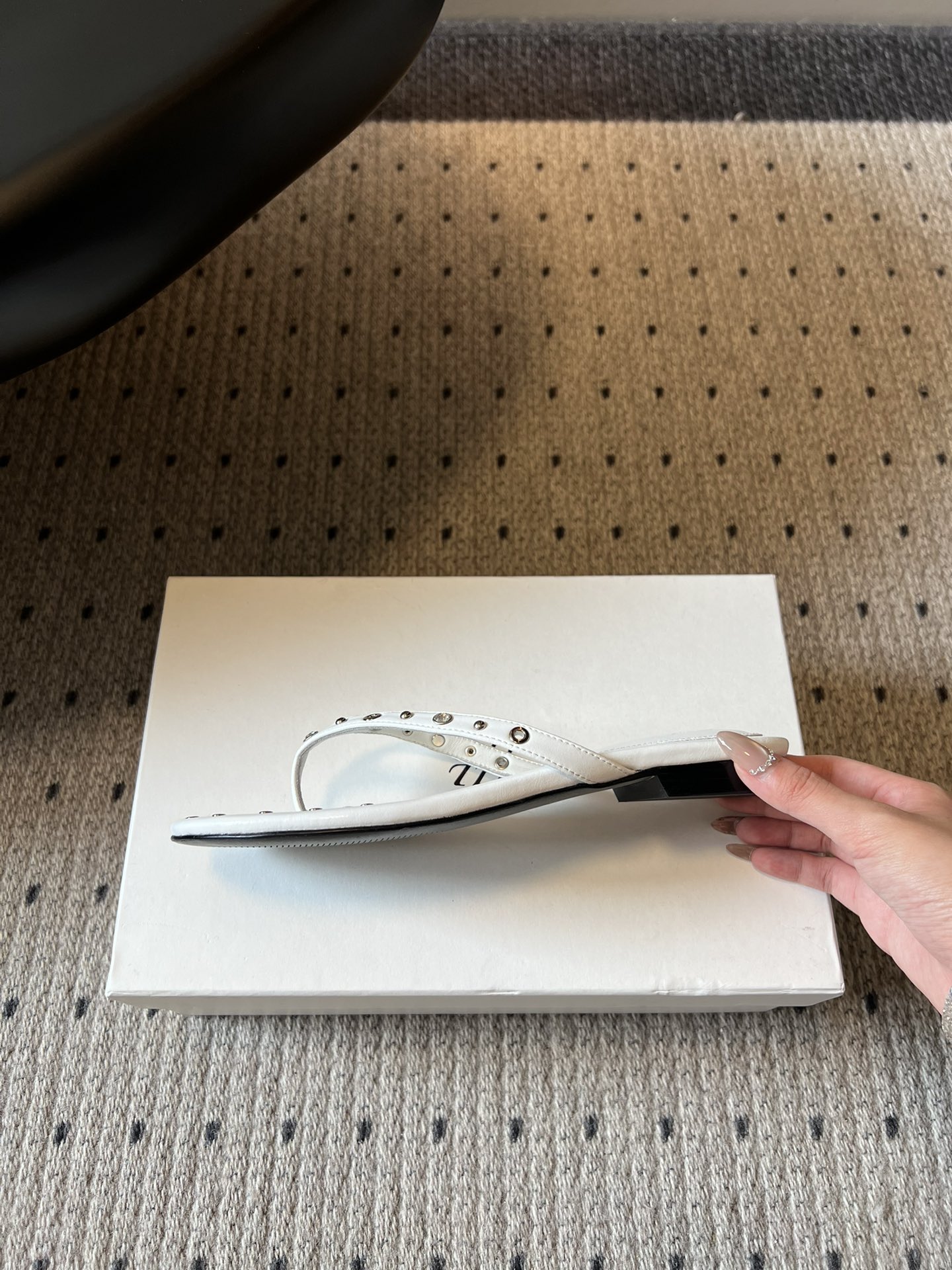 ODT* 26SS春夏新款铆钉水钻平底人字拖夏日穿搭的氛围感神器，这双铆钉水钻平底人字拖直接把慵懒与精致