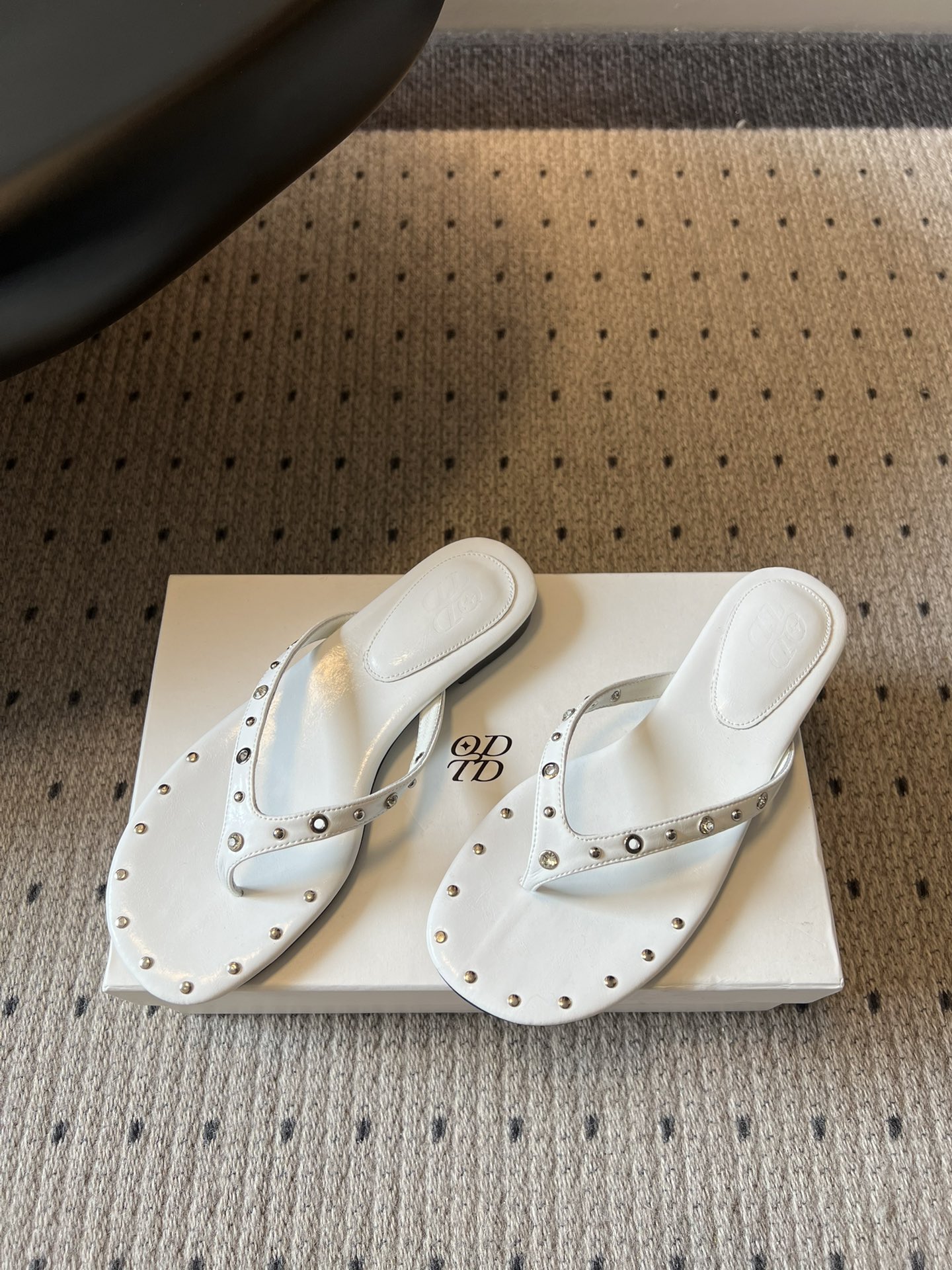 ODT* 26SS春夏新款铆钉水钻平底人字拖夏日穿搭的氛围感神器，这双铆钉水钻平底人字拖直接把慵懒与精致