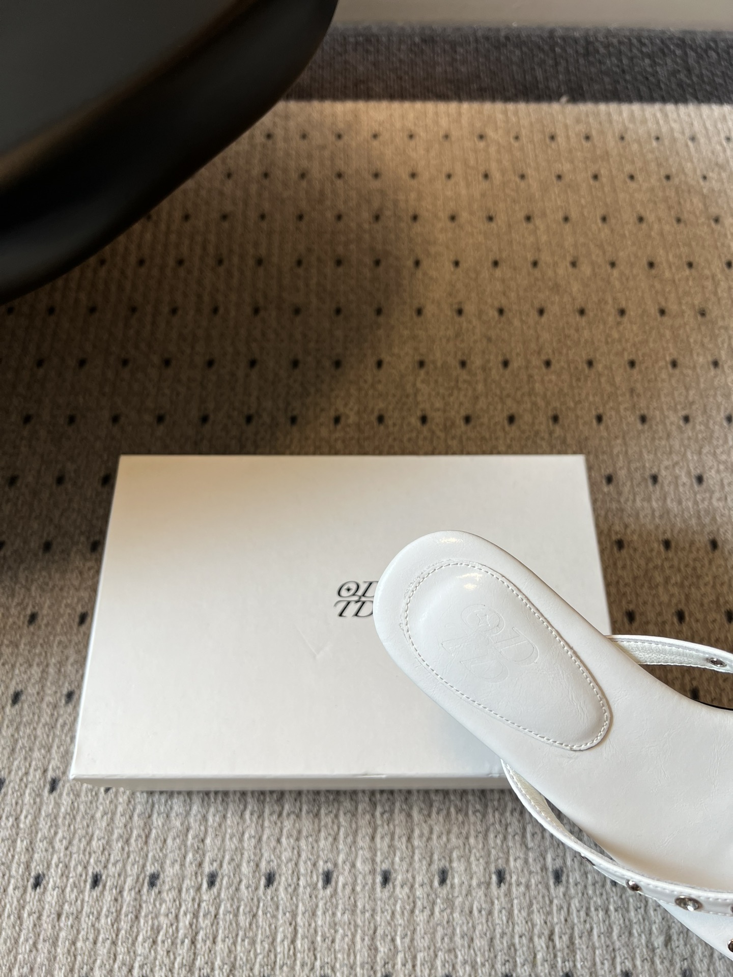 ODT* 26SS春夏新款铆钉水钻平底人字拖夏日穿搭的氛围感神器，这双铆钉水钻平底人字拖直接把慵懒与精致