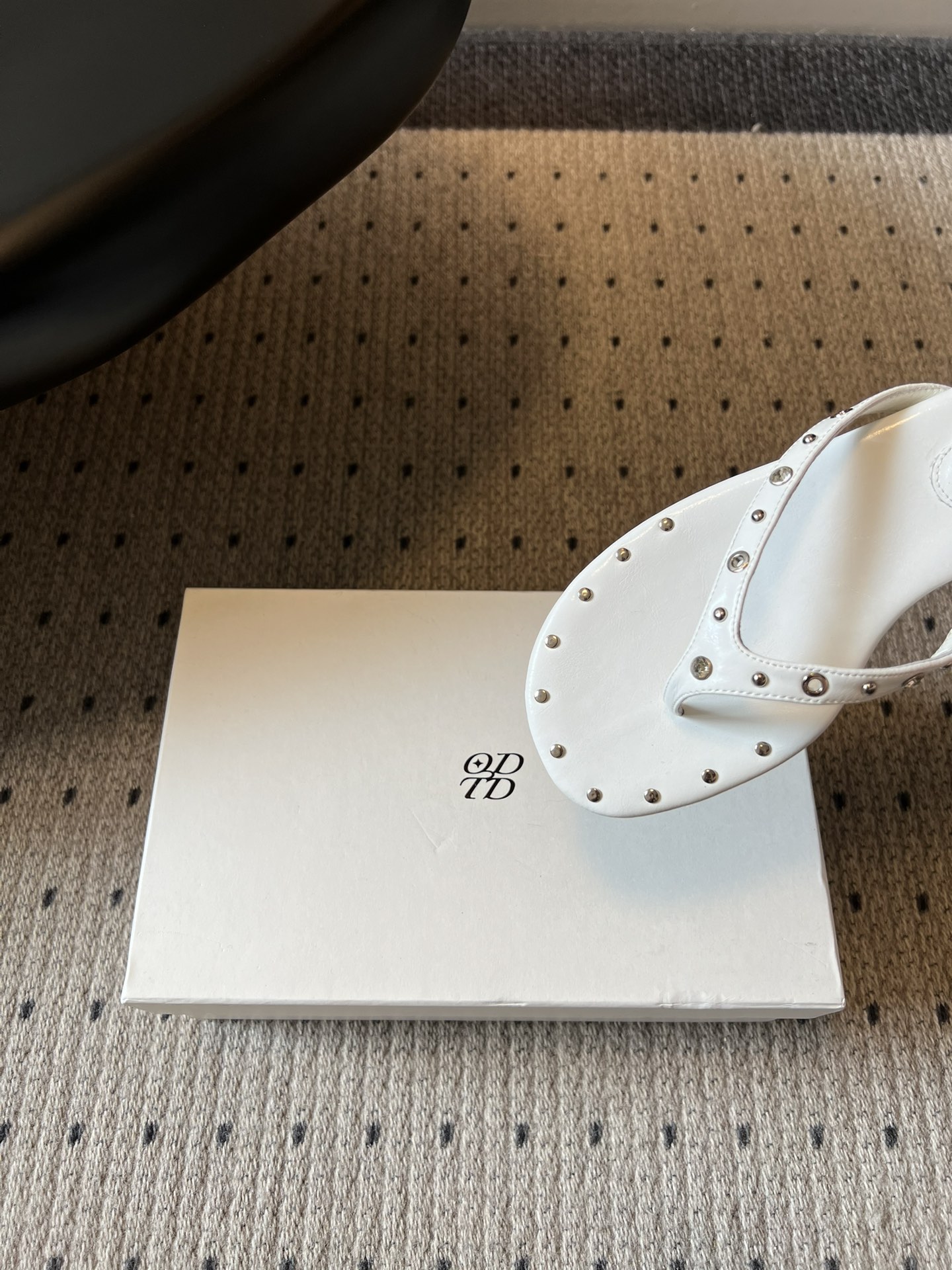 ODT* 26SS春夏新款铆钉水钻平底人字拖夏日穿搭的氛围感神器，这双铆钉水钻平底人字拖直接把慵懒与精致