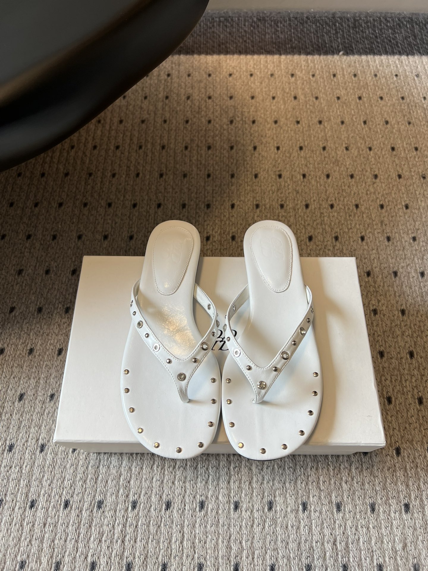 ODT* 26SS春夏新款铆钉水钻平底人字拖夏日穿搭的氛围感神器，这双铆钉水钻平底人字拖直接把慵懒与精致