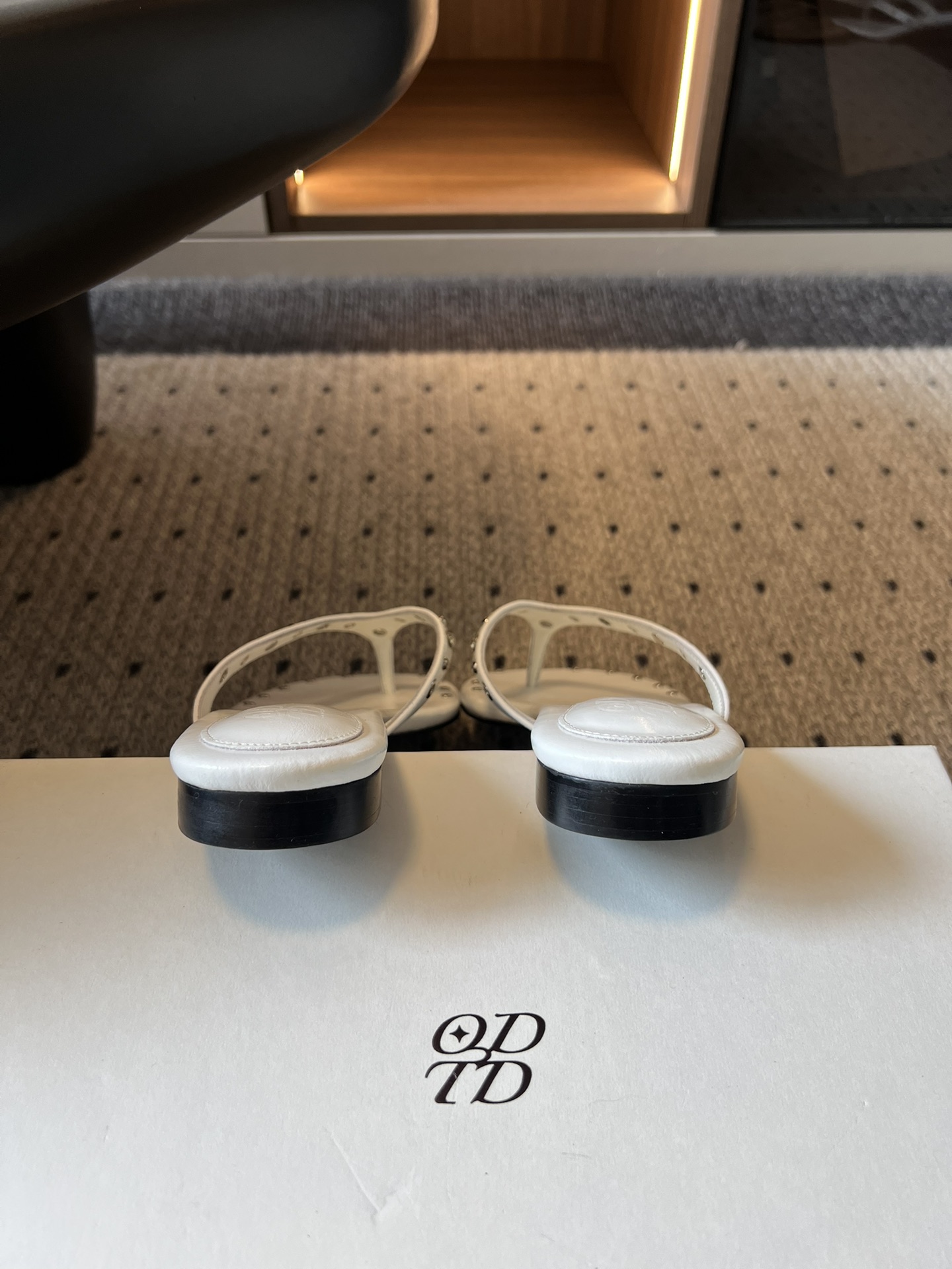 ODT* 26SS春夏新款铆钉水钻平底人字拖夏日穿搭的氛围感神器，这双铆钉水钻平底人字拖直接把慵懒与精致