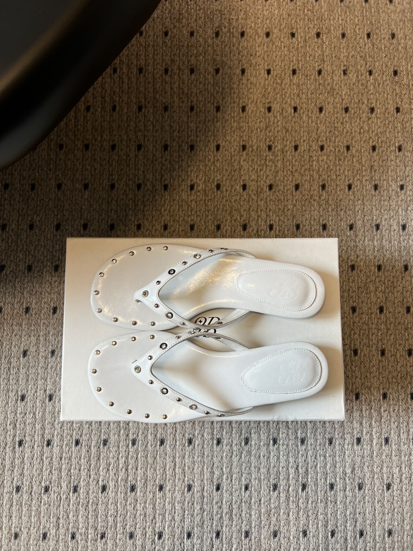 ODT* 26SS春夏新款铆钉水钻平底人字拖夏日穿搭的氛围感神器，这双铆钉水钻平底人字拖直接把慵懒与精致