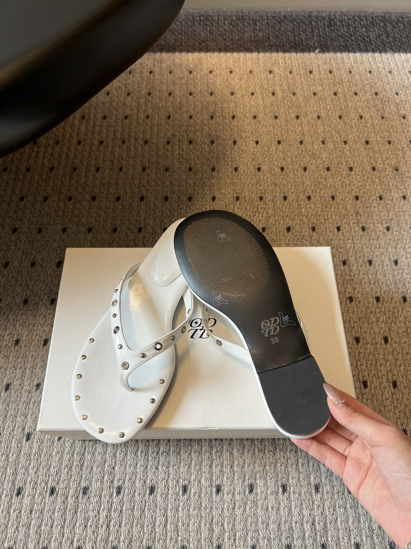 ODT* 26SS春夏新款铆钉水钻平底人字拖夏日穿搭的氛围感神器，这双铆钉水钻平底人字拖直接把慵懒与精致