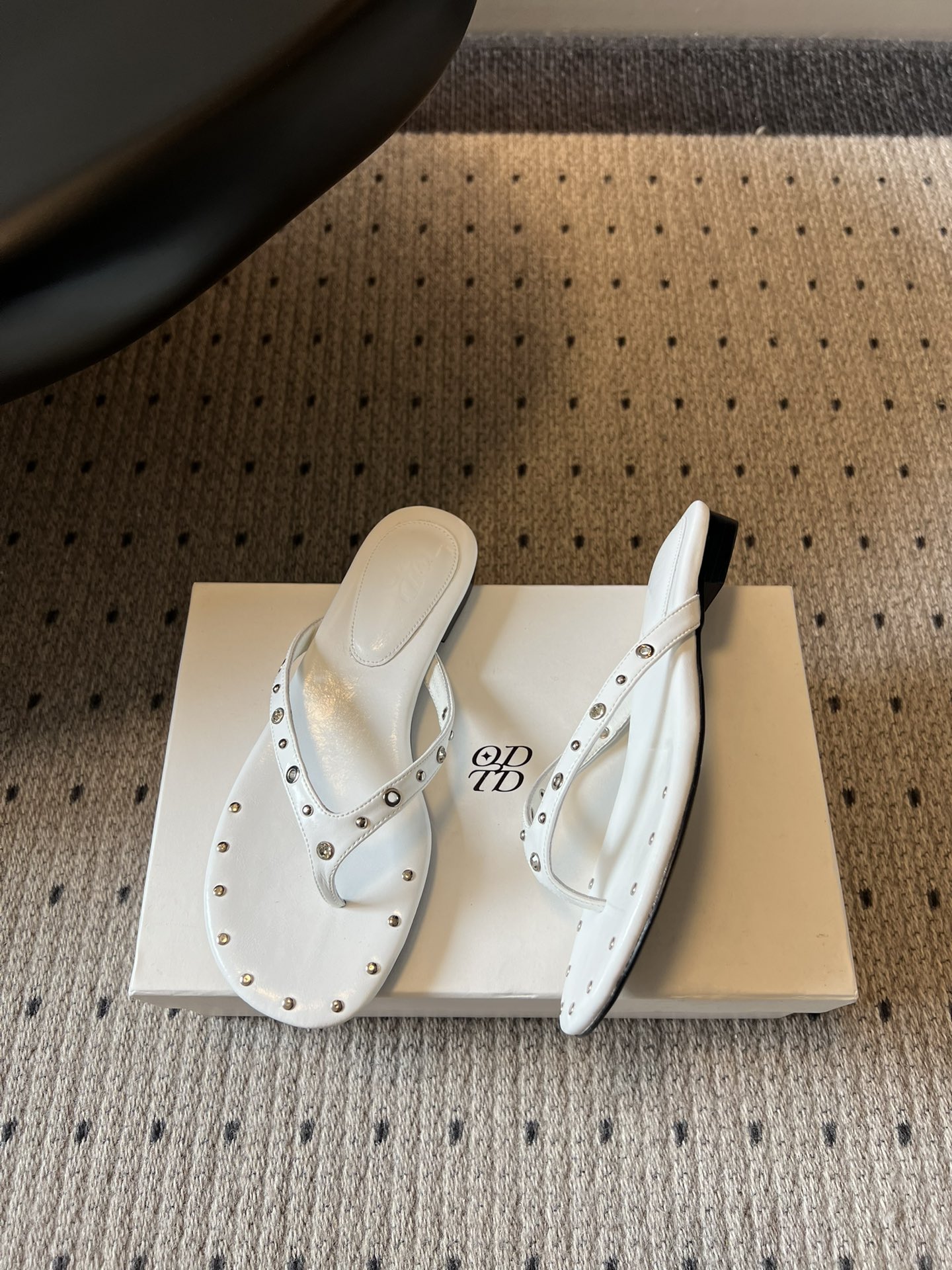 ODT* 26SS春夏新款铆钉水钻平底人字拖夏日穿搭的氛围感神器，这双铆钉水钻平底人字拖直接把慵懒与精致