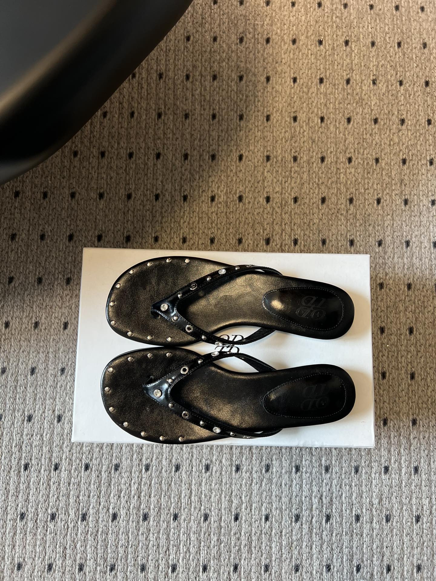 ODT* 26SS春夏新款铆钉水钻平底人字拖夏日穿搭的氛围感神器，这双铆钉水钻平底人字拖直接把慵懒与精致