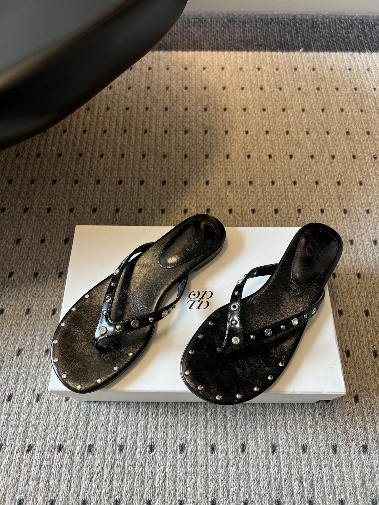 ODT* 26SS春夏新款铆钉水钻平底人字拖夏日穿搭的氛围感神器，这双铆钉水钻平底人字拖直接把慵懒与精致