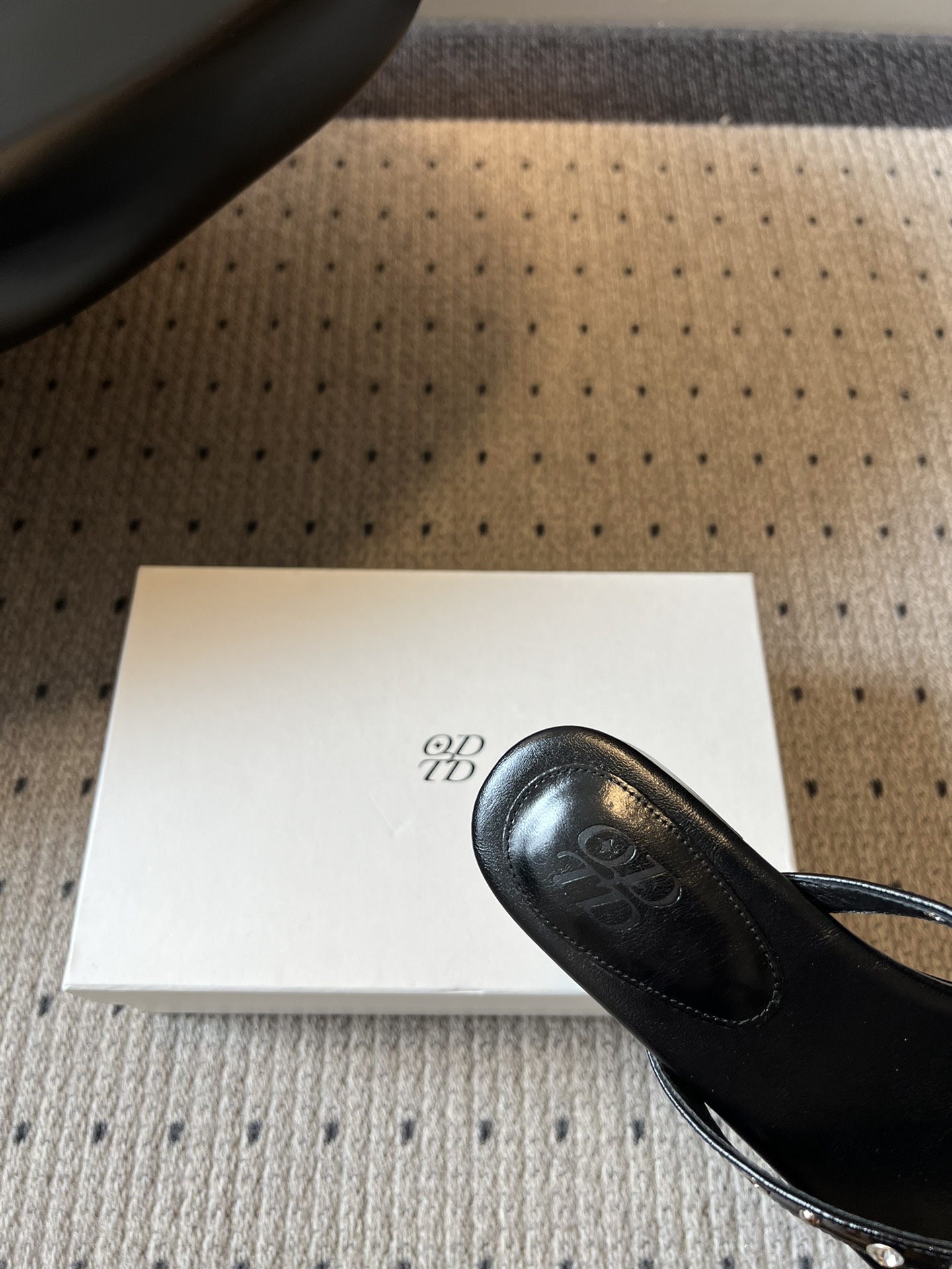 ODT* 26SS春夏新款铆钉水钻平底人字拖夏日穿搭的氛围感神器，这双铆钉水钻平底人字拖直接把慵懒与精致