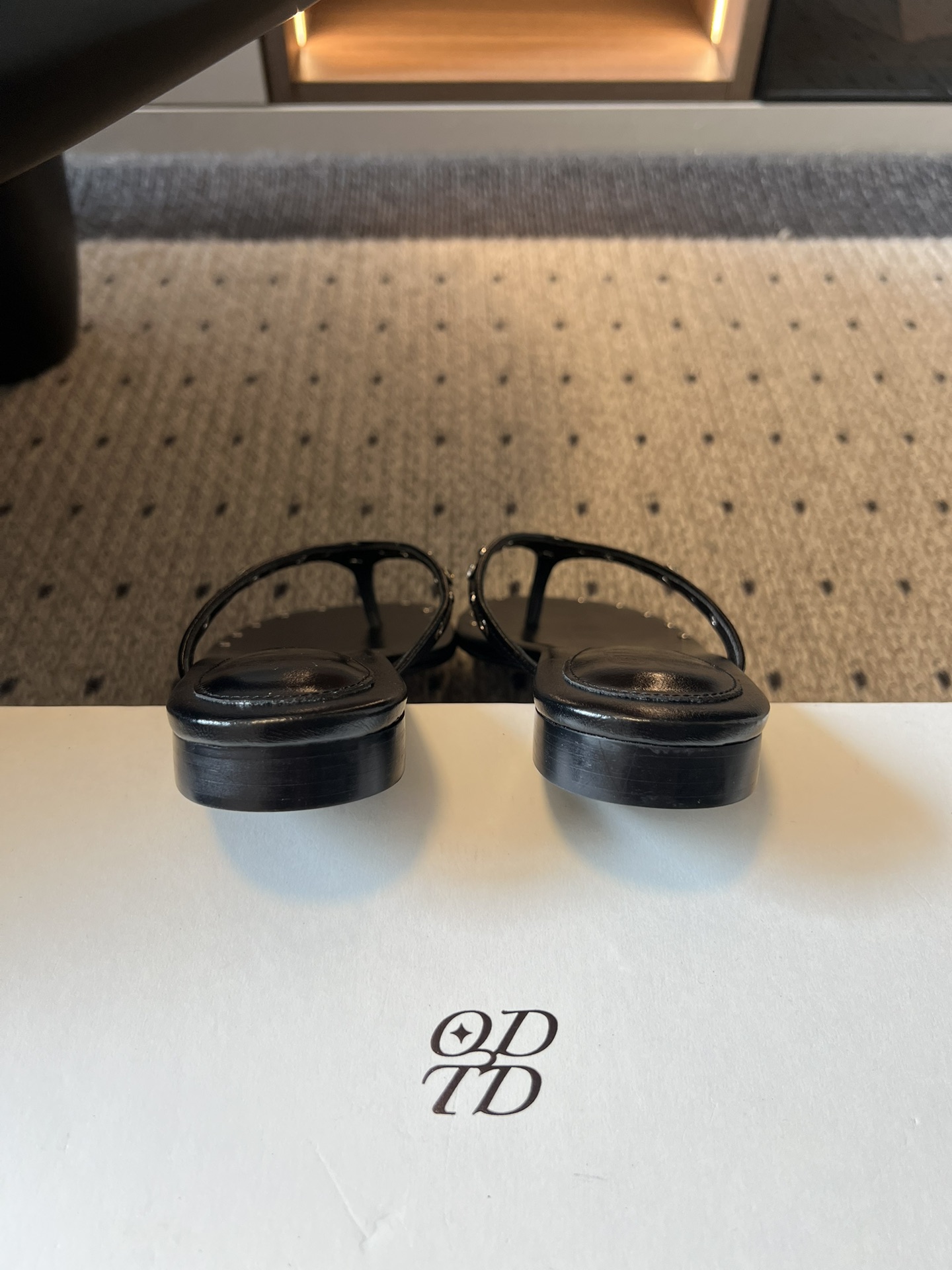 ODT* 26SS春夏新款铆钉水钻平底人字拖夏日穿搭的氛围感神器，这双铆钉水钻平底人字拖直接把慵懒与精致