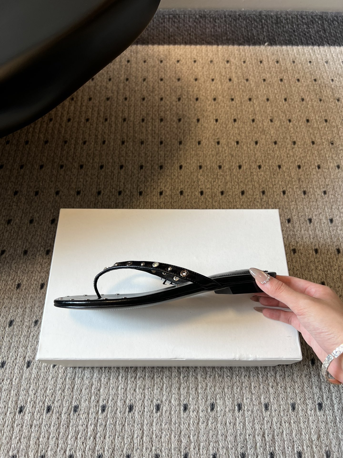 ODT* 26SS春夏新款铆钉水钻平底人字拖夏日穿搭的氛围感神器，这双铆钉水钻平底人字拖直接把慵懒与精致