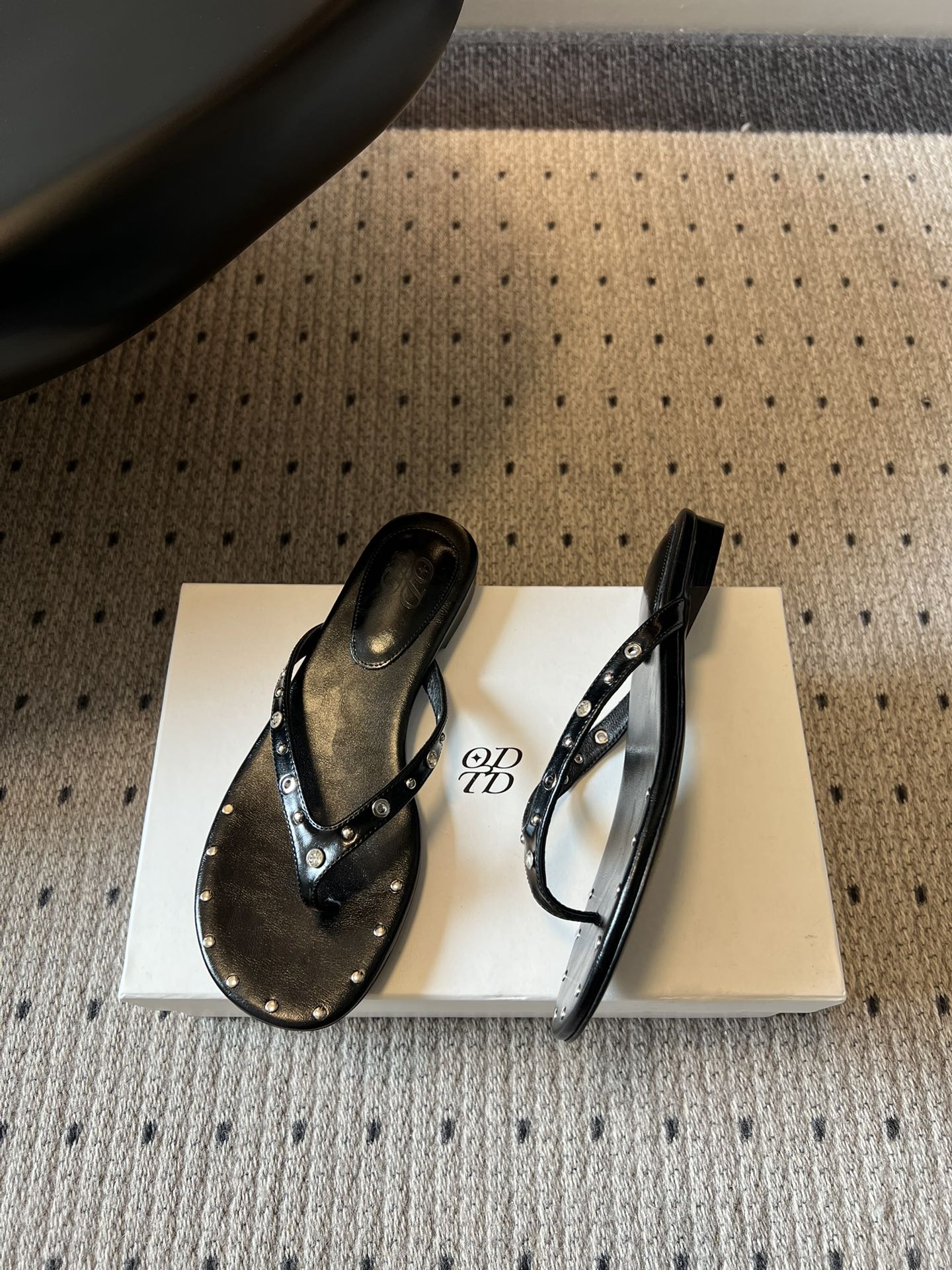 ODT* 26SS春夏新款铆钉水钻平底人字拖夏日穿搭的氛围感神器，这双铆钉水钻平底人字拖直接把慵懒与精致