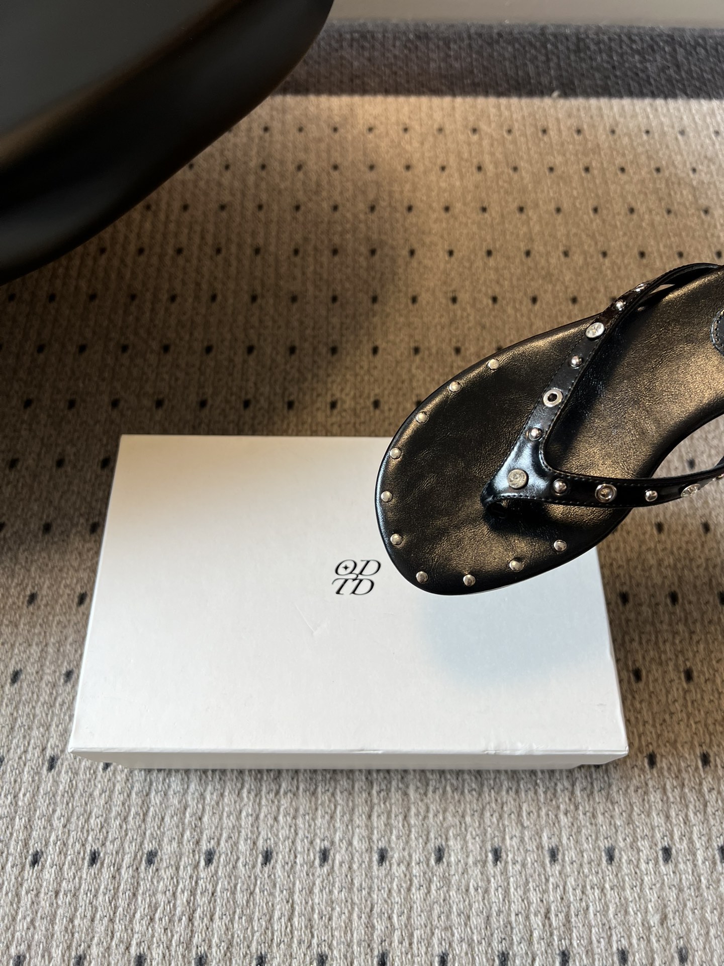 ODT* 26SS春夏新款铆钉水钻平底人字拖夏日穿搭的氛围感神器，这双铆钉水钻平底人字拖直接把慵懒与精致