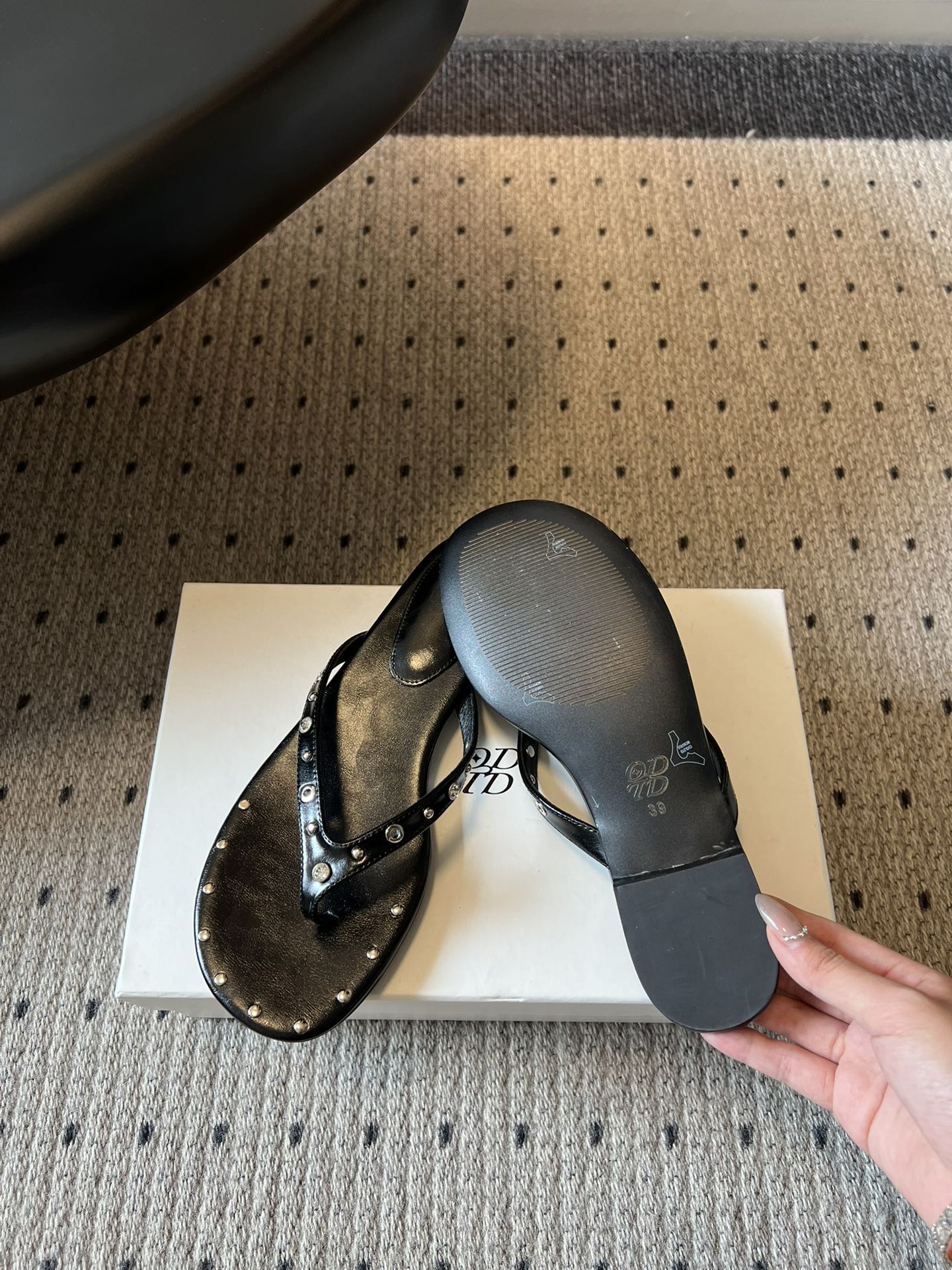 ODT* 26SS春夏新款铆钉水钻平底人字拖夏日穿搭的氛围感神器，这双铆钉水钻平底人字拖直接把慵懒与精致