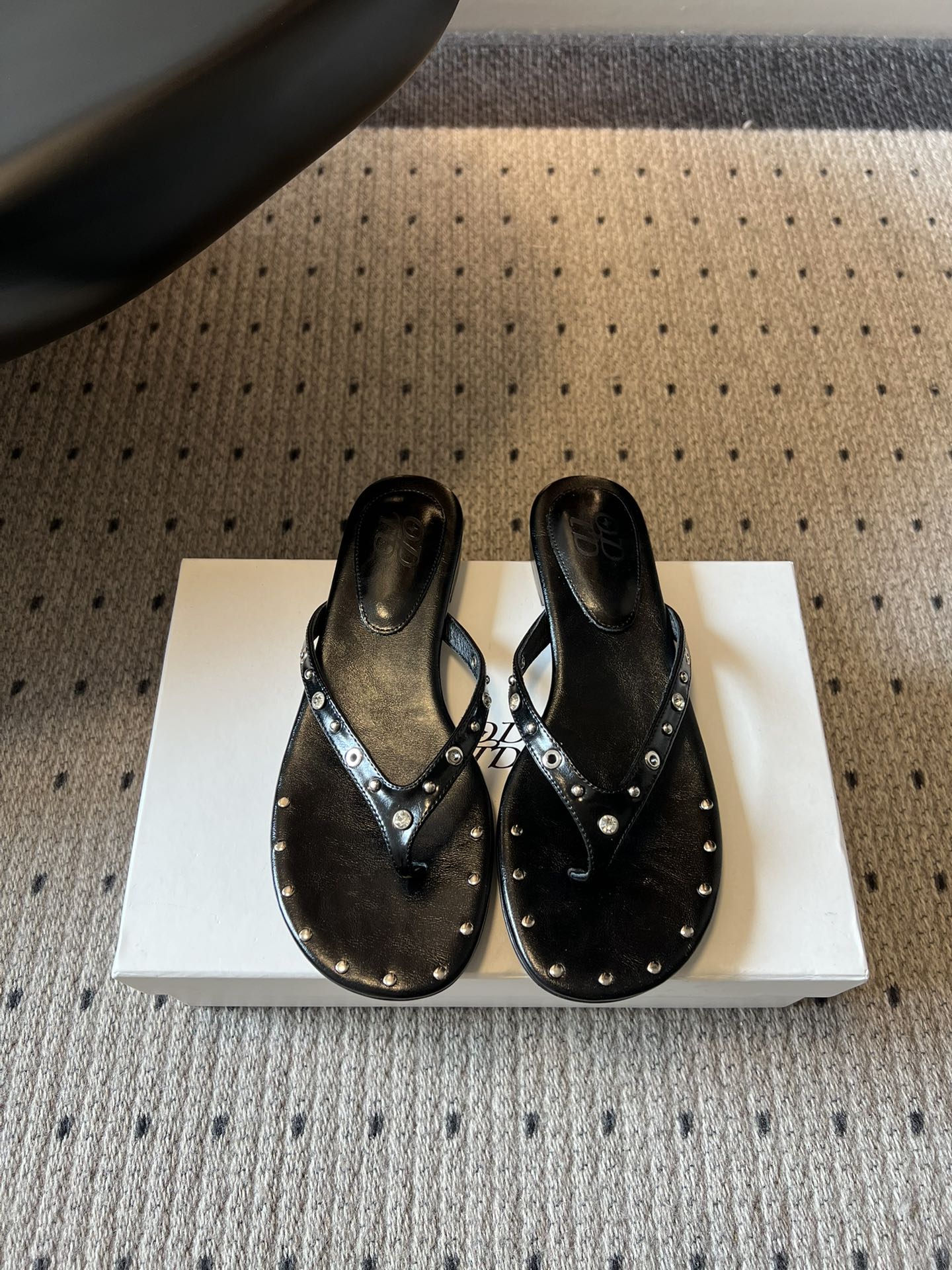 ODT* 26SS春夏新款铆钉水钻平底人字拖夏日穿搭的氛围感神器，这双铆钉水钻平底人字拖直接把慵懒与精致