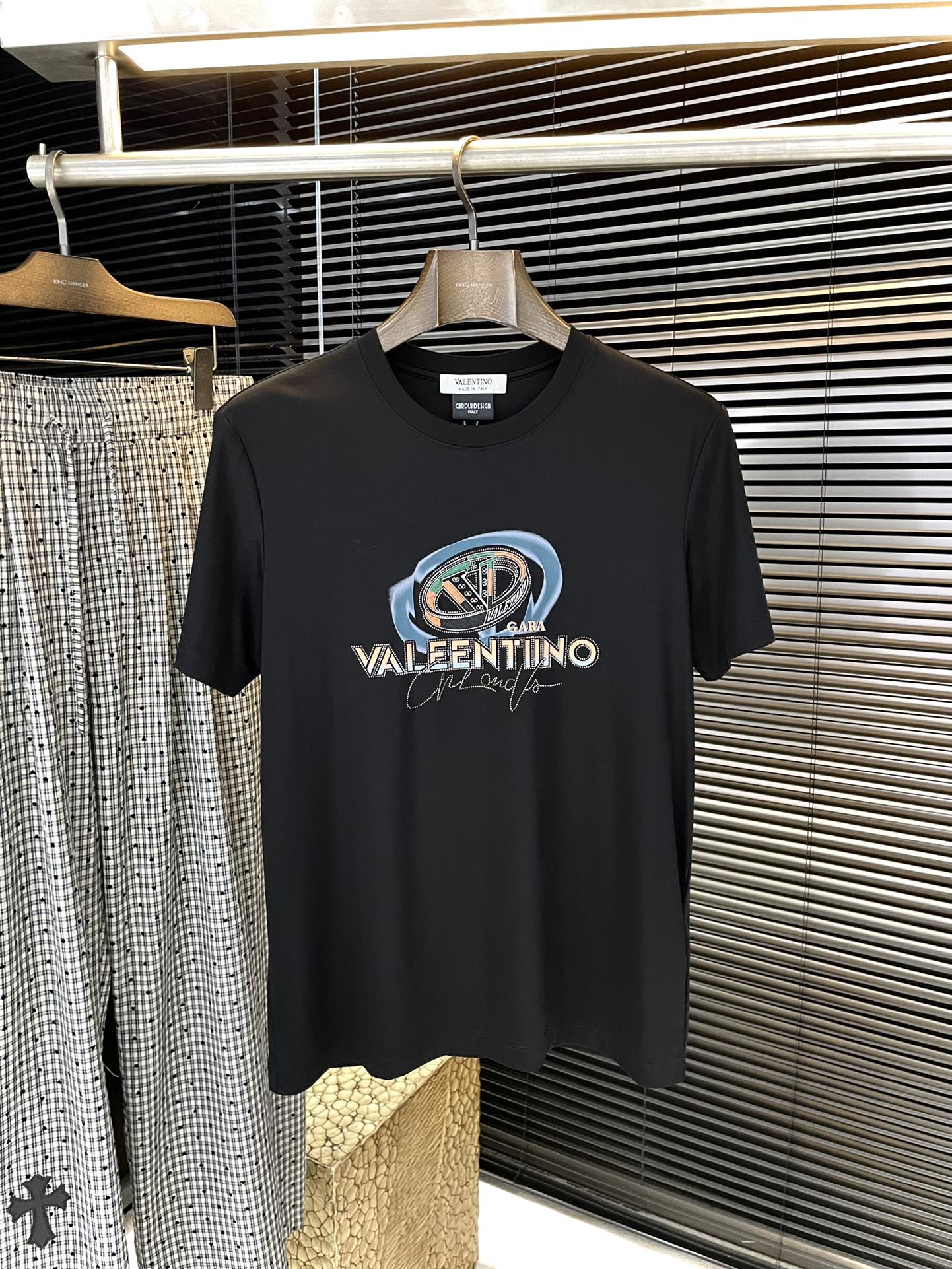 NO:773442,P VLTN (Warren) series VIP advanced customization 2026 spring and summer new short-sleeved style. Anyone can easily control it. The fabric is fully customized. High-quality first-class nylon silk soft cotton fabric. The fabric feels soft, and the upper body is comfortable and soft. The simple style is very classy, ​​simple and stylish, and the tailoring is very exquisite, showing aura, and will highlight the sophistication of business men!  Size M-3XL,,valentino,T-shirt,19860909P  VLTN（华伦）系列 VIP高级定制 2026春夏新款短袖 百搭款式 任何人都可以轻松驾驭 面料全订制 高定一等品锦纶丝柔棉面料 面料手感柔软,上身舒适柔软 简约的款式非常显档次,简约个性时尚,版型剪裁非常精致,显气场,又会凸显商务男士的精致！尺码 M-3XL,,valentino,T-shirt,,Men's clothing