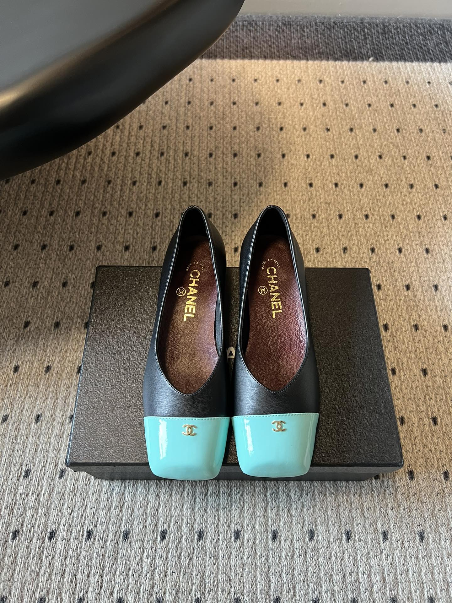 NO:784527,Chane*26SS early spring new square-toe color-blocked flat shoes. The classic square-toe shoe shape has a retro and high-end feel. The color-blocking design instantly brightens the overall shape and fully enhances Chanel's brand recognition. The smooth and neat lines of the shoe body perfectly modify the foot shape. It can be easily controlled by wide feet and fleshy feet. The foot shape becomes slender and delicate in seconds, and the effect of lengthening the legs is unique.  The shoe shape is made of fine workmanship, the material is delicate, and the texture of the upper foot is full, making it easy to wear with a sense of luxury; the footbed is designed to fit the sole of the foot, and it will not be tired after long-term wear, truly achieving both comfort and appearance. Sheepskin upper, sheepskin lining, genuine leather outsole, size 35-41 (customized sizes 40 and 41 are not returnable), sandals, chanel, chanel, sandals, sheepskin, Leather soles19860909Chane*26SS早春新款方头拼色平底单鞋 经典方头鞋型自带复古高级感,拼色设计瞬间点亮整体造型,把香奈儿的品牌辨识度拉满.鞋身线条流畅利落,完美修饰脚型,宽脚、肉脚都能轻松驾驭,上脚秒变纤细秀气的脚型,显腿长效果一绝. 鞋型做工精细,材质细腻,上脚质感拉满,轻松穿出高级感；鞋床设计贴合足底,久穿也不会累,真正做到了舒适与颜值双在线. 鞋面羊皮 内里羊皮 大底真皮大底 size35-41码（40、41码定制不退换）,凉鞋单鞋,chanel,chanel,sandals,sheepskin,Leather soles,Women's Shoes