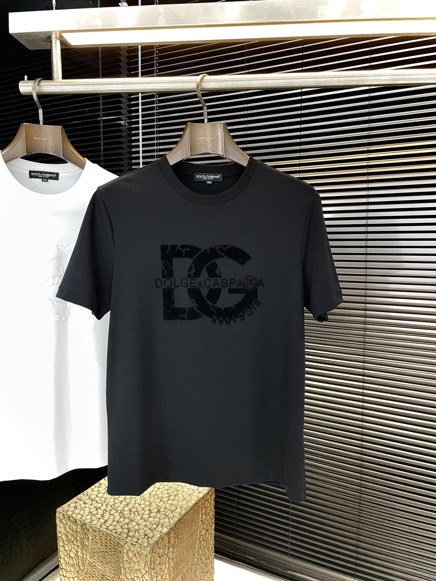 NO:773444,P D&G (Dolce & Gabban) Advanced Customization 2026 Spring and Summer New Short Sleeves This T-shirt is a new product in the summer men's wear series. It is carefully made with classic double-sided mercerized fabric and can be paired with various jeans to add a casual style. Highly recommended!  Size M-3XL,,Dolce&Gabbana,Dolce&Gabbana,jeans,T-shirt,tees,t-shirt,19860909P  D&G（杜嘉班）高级定制 2026春夏季新款短袖 这款T恤是夏季男装系列新品,饰以经典双面丝光面料精心制作,可搭配各种牛仔裤,增添休闲风范.强烈推荐！码数 M-3XL,,Dolce&Gabbana,Dolce&Gabbana,jeans,T-shirt,tees，t-shirt,,Men's clothing