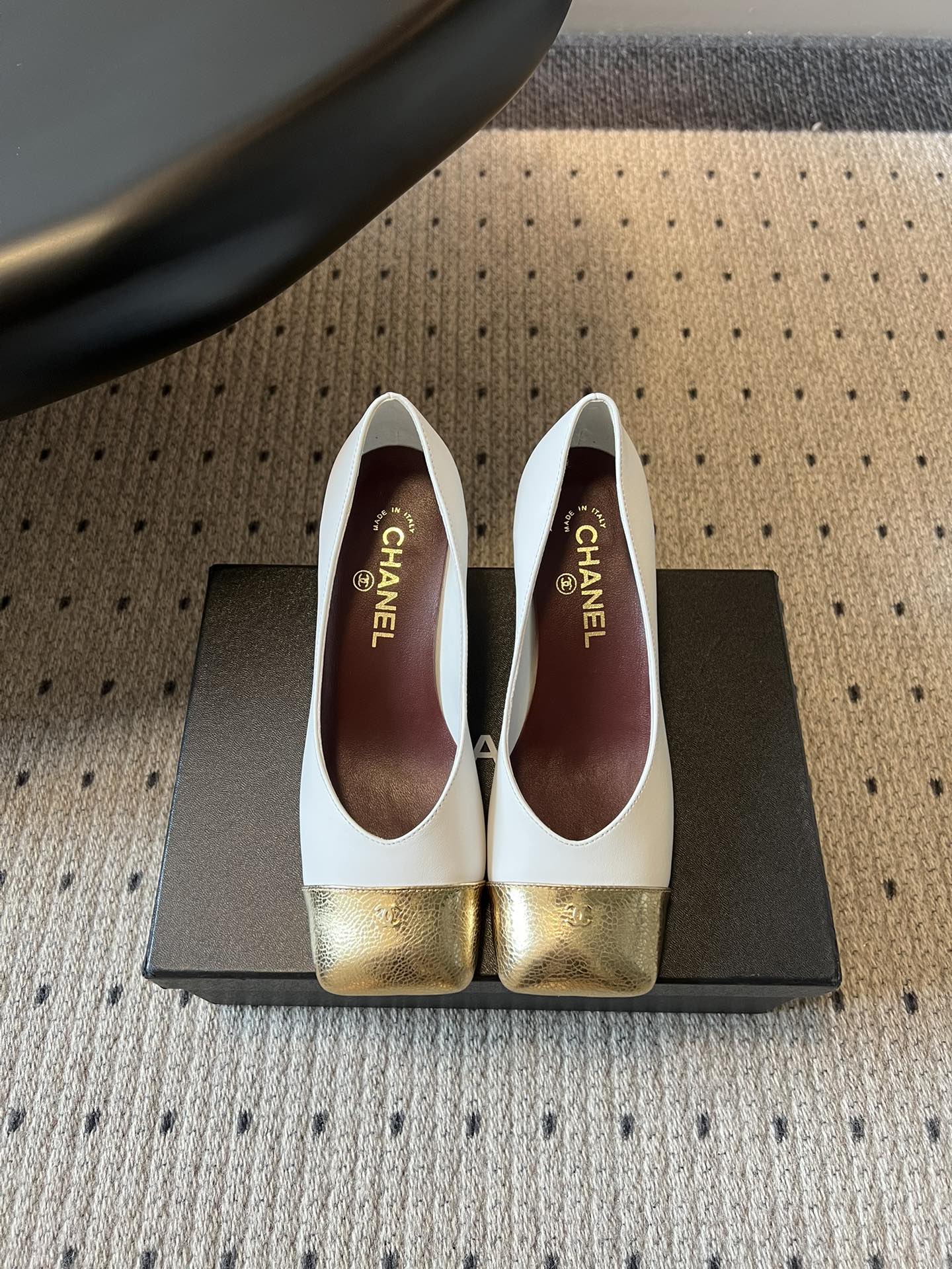 NO:784530,Chane*26SS early spring new square-toe color-blocked thick-heeled shoes. The classic square-toe shoe shape has a retro and high-end feel. The color-blocked head design instantly lights up the look and fully enhances Chanel's brand recognition. The thick heel design takes into account both height and stability. The upper foot can become a slender leg in seconds, showing height effortlessly. At the same time, it perfectly modifies the foot shape, and can be easily controlled by wide feet and fleshy feet. It looks good, and the foot feel is amazing!  The thick heel design is stable but not tiring, and the feet do not wobble when walking. There is no pressure in daily running and commuting. Sheepskin upper, sheepskin lining, genuine leather outsole, size 35-41 (customized sizes 40 and 41 are not returnable), heel height 6cm, sandals, chanel, chanel, sandals, sheepskin, Leather soles19860909Chane*26SS早春新款方头拼色粗跟单鞋 经典方头鞋型自带复古高级感,拼色撞头设计瞬间点亮造型,把香奈儿的品牌辨识度拉满.粗跟设计兼顾了高度与稳定性,上脚秒变纤细腿型,显高不费力,同时完美修饰脚型,宽脚、肉脚都能轻松驾驭. 颜值能打,脚感更是绝绝子！粗跟设计稳而不累,走路不晃脚,日常暴走、通勤走路都毫无压力. 鞋面羊皮 内里羊皮 大底真皮大底 size35-41码（40、41码定制不退换） 跟高6cm,凉鞋单鞋,chanel,chanel,sandals,sheepskin,Leather soles,Women's Shoes